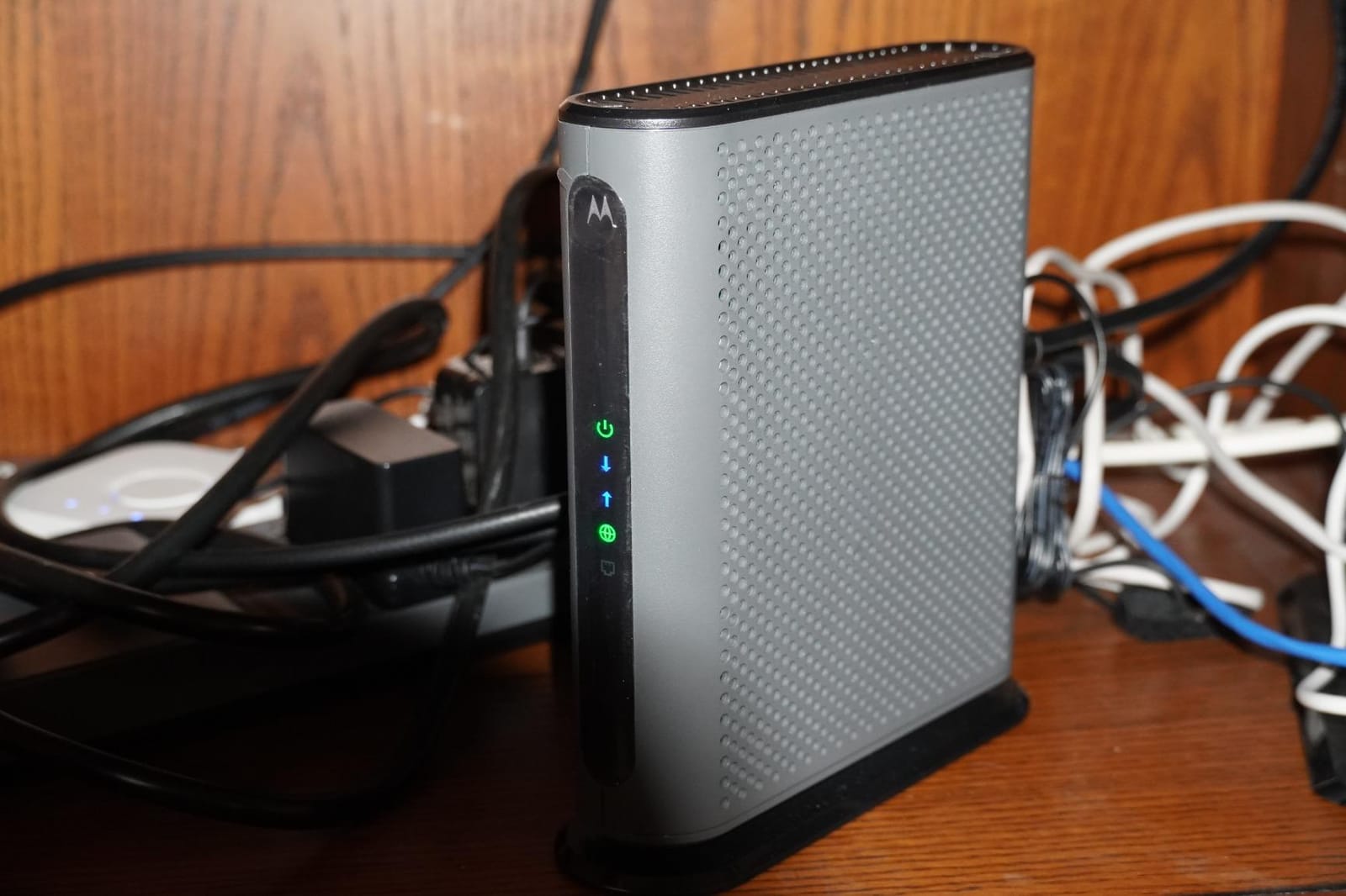 Motorola MB7621 Cable Modem | Pairs with Any WiFi Router | Approved by Comcast Xfinity, Cox, and Spectrum | for Cable Plans Up to 900 Mbps | DOCSIS 3.0 customer photo 1