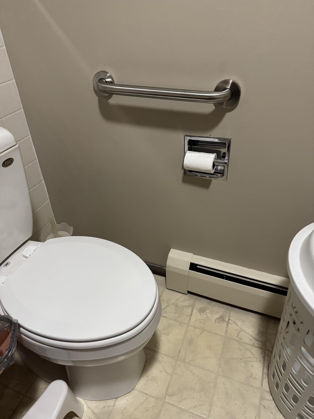 Amazon Basics Bathroom Safety Grab Bar, 18 Inch Length, 1.5 Inch Diameter, Handicap Handle, Bathtub and Shower Fall Prevention, Holds up to 500LBs, ADA Compliant, Brushed Stainless Steel customer photo 2