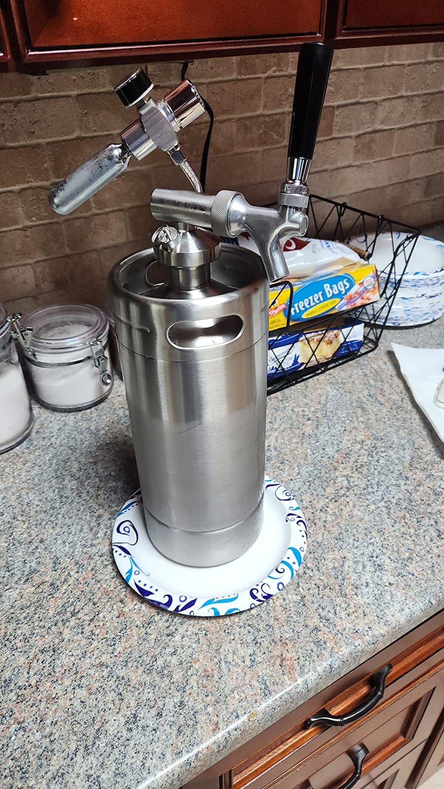 NutriChef Pressurized Growler Tap System, 64oz Stainless Steel Mini Keg Dispenser Portable Kegerator Kit, Co2 Pressure Regulator Keeps Carbonation for Craft Beer, Draft and Homebrew customer photo 2