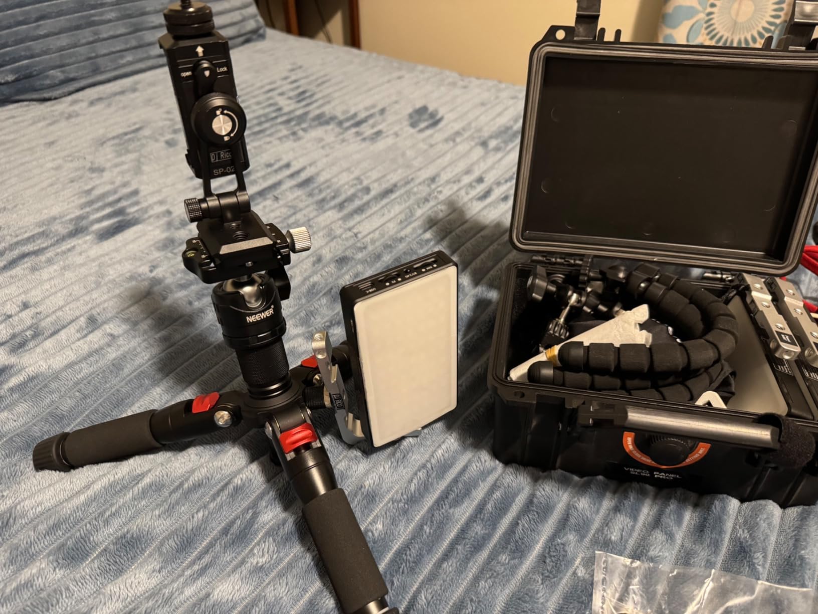 NEEWER Portable Travel Mini Tabletop Tripod, Aluminum Alloy 20''/ 50cm customer photo 2