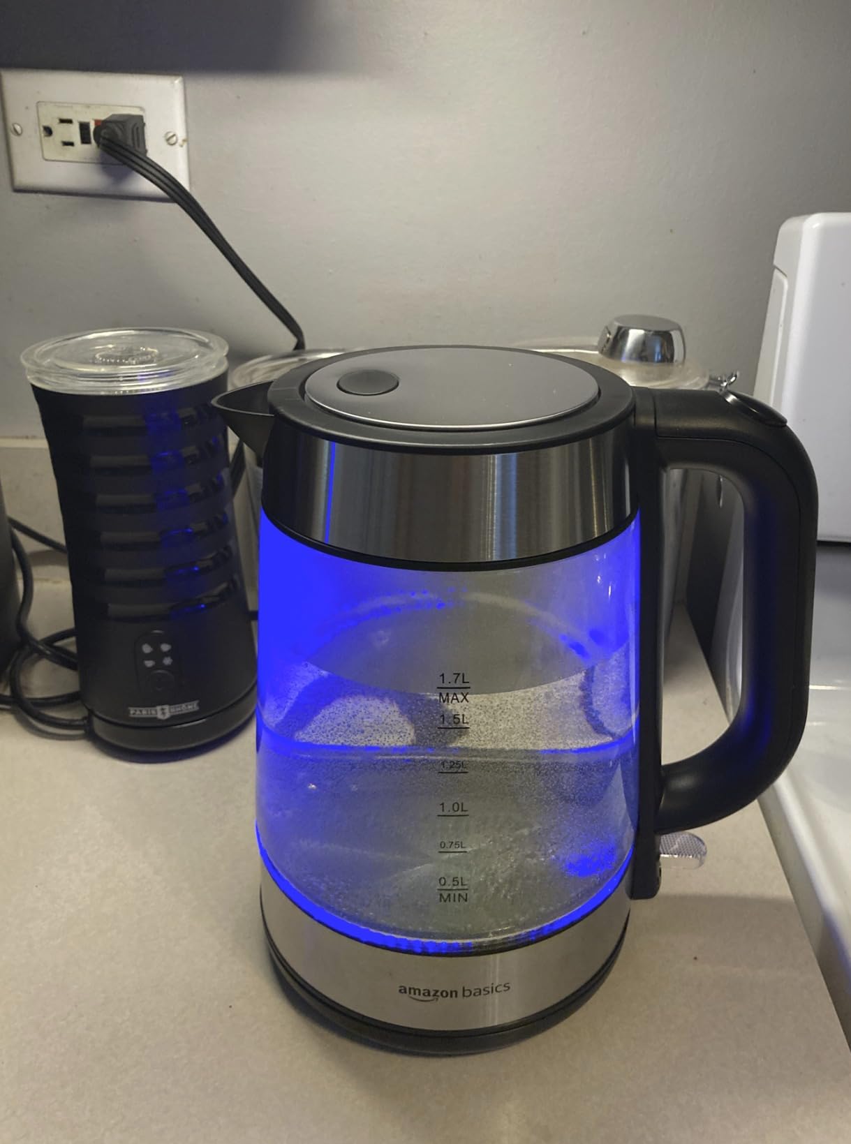 Amazon Basics Electric Kettle with Glass Carafe for Tea and Coffee, BPA-Free, Fast Boiling, Auto Shut-Off, Boil-Dry Protection, Water Level Indicator, 1.7 Liter, 1500W, Black and Silver customer photo 1