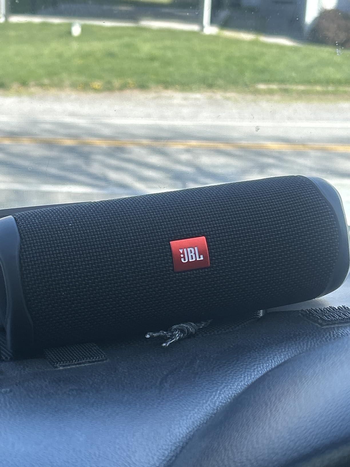 JBL FLIP 5, Waterproof Portable Bluetooth Speaker, White, 3.6 x 3.6 x 8.5 | Sounds better than ever, Bring the party anywhere, Make a splash with IPX7 waterproof design, A rainbow of colours customer photo 2