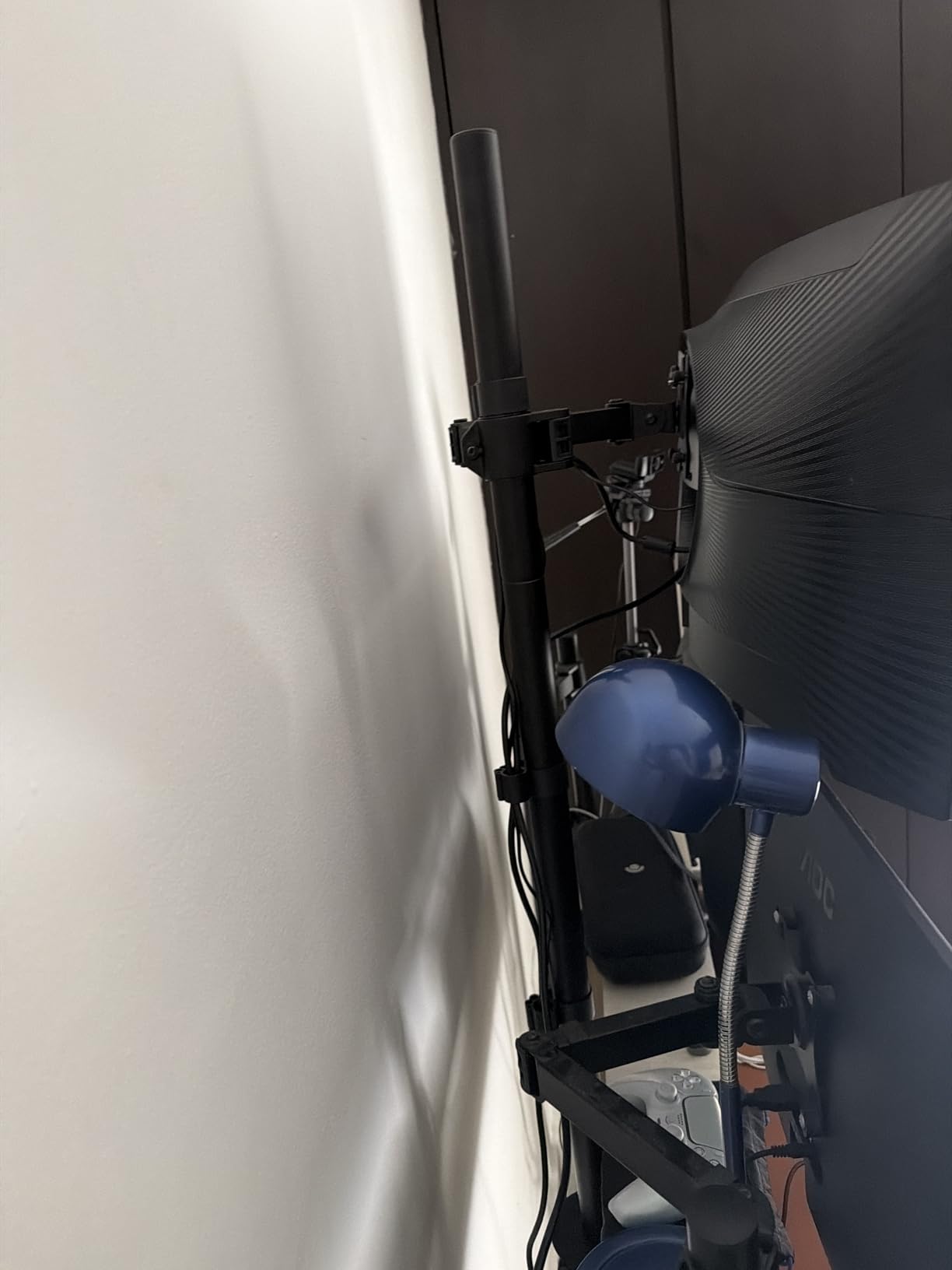 HUANUO Single Monitor Arm with 39 inch Extra-Tall Pole, Adjustable Computer Desk Mount for 13-32 inch Screens and up to 38 inch Ultrawide Screens customer photo 1