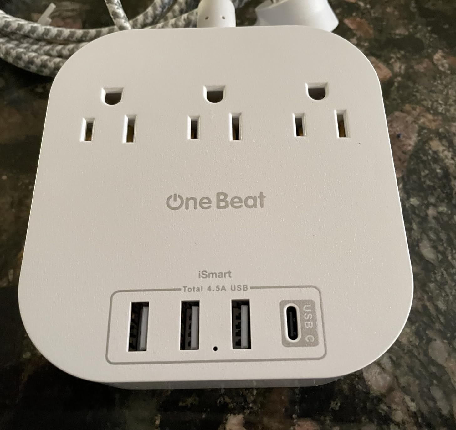 One Beat Power Strip with USB C, 3 Outlets 4 USB Ports (22.5W/4.5A), 6ft customer photo 1