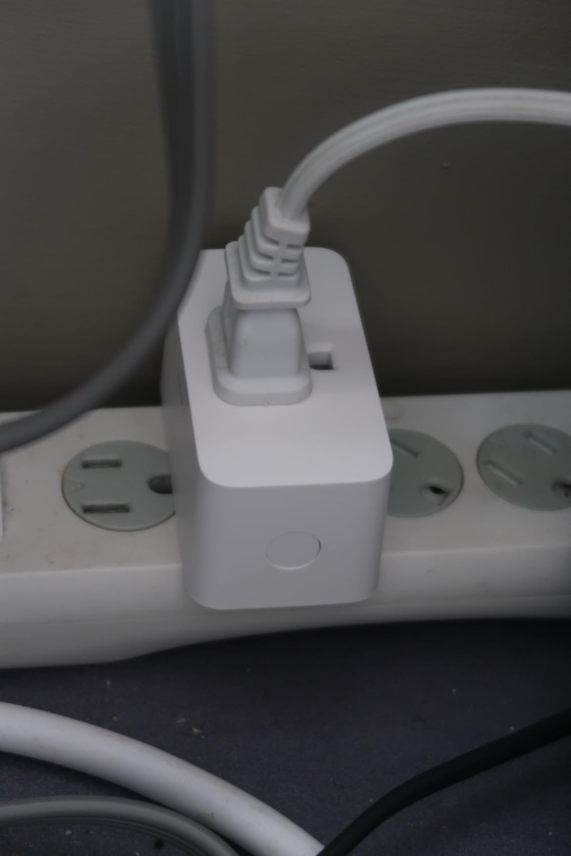 Philips Hue Smart Plug, White - 1 Pack - Turns Any Light Into a Smart Light - Control with Hue App - Compatible with Alexa, Google Assistant, and Apple HomeKit customer photo 1