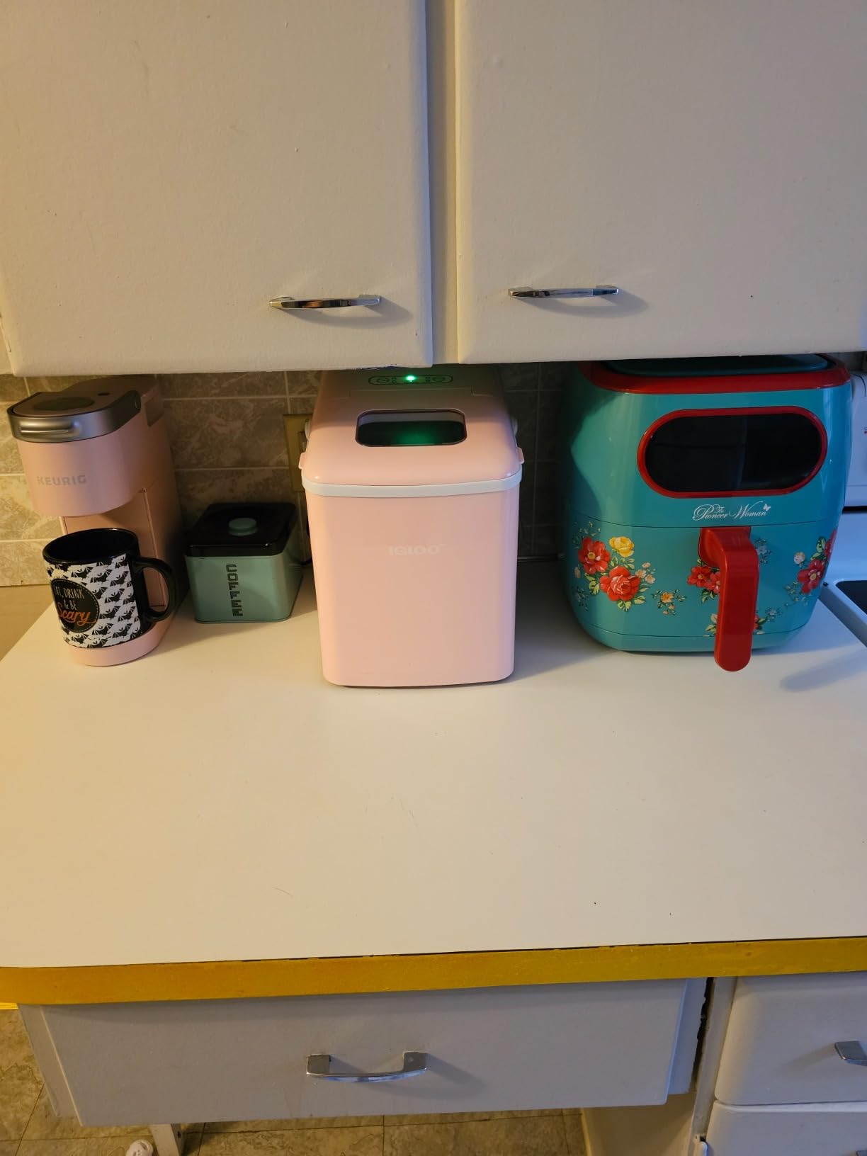 Igloo Handled Portable Ice Maker with Scoop- Ice Maker with LED Control Panel & 1 Quart Water Tank-Ice Cube Maker Produces 26 Lbs of Ice in 24 Hours with 9 Large or Small Cubes In 7 Minutes- Stainless customer photo 1