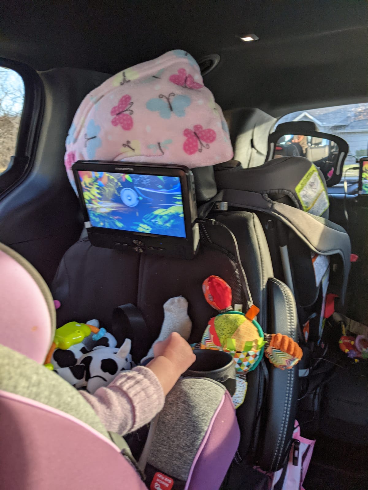 FANGOR 7.5 Inch Dual Car DVD Player, Portable Headrest Video Player for Car with 5 Hours Rechargeable Battery, Last Memory, AV Out/in, Support USB/SD/Sync TV, All Regions (1 Player+1 LCD Screen) customer photo 1