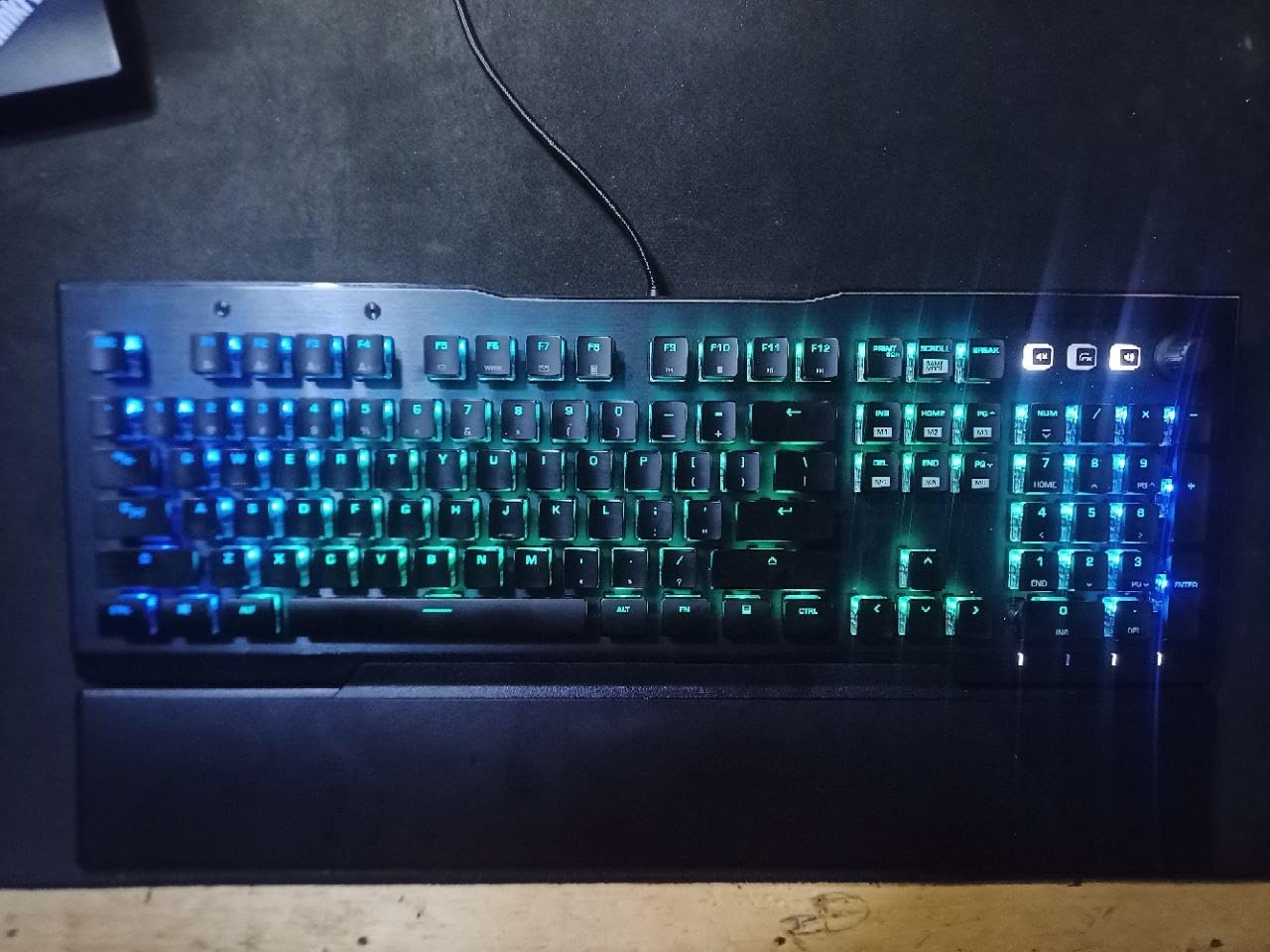 ROCCAT Vulcan 121 AIMO Linear Mechanical Titan Switch Full-size PC Gaming Keyboard with Per-key AIMO RGB Lighting, Anodized Aluminum Top Plate and Detachable Palm Rest – Black customer photo 2