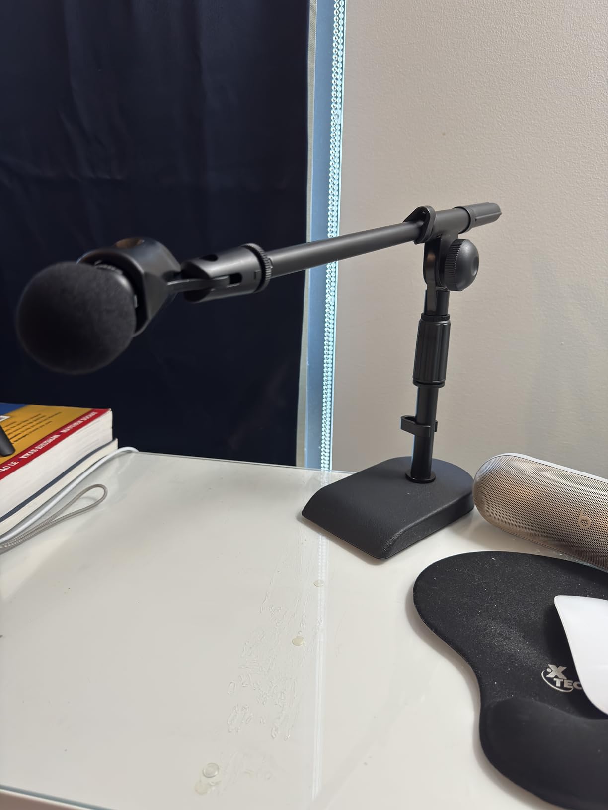 InnoGear Adjustable Desk Microphone Stand, Weighted Base with Soft Grip Twist Clutch, Boom Arm, 3/8/'' and 5/8/'' Threaded Mounts for Blue Yeti and Blue Snowball, Kick Drums, Guitar Amps, Black customer photo 1