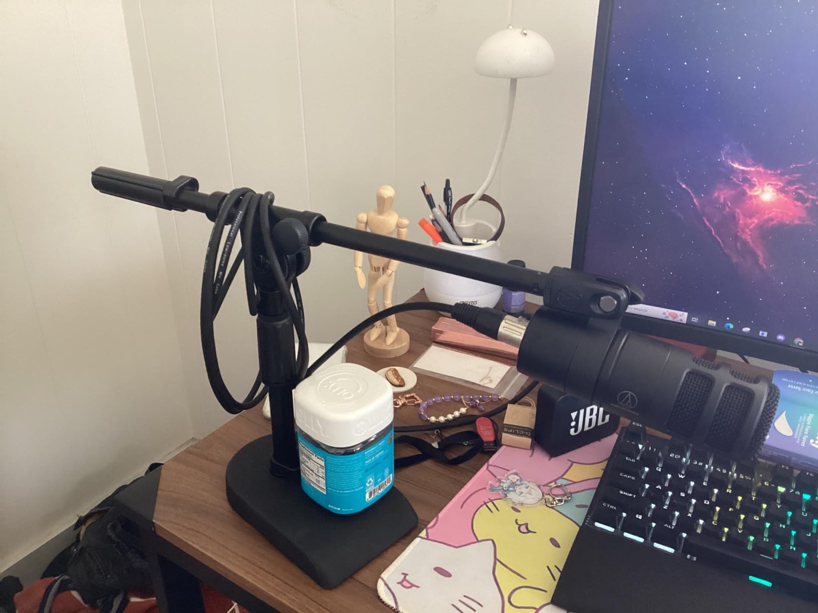 InnoGear Adjustable Desk Microphone Stand, Weighted Base with Soft Grip Twist Clutch, Boom Arm, 3/8/'' and 5/8/'' Threaded Mounts for Blue Yeti and Blue Snowball, Kick Drums, Guitar Amps, Black customer photo 2