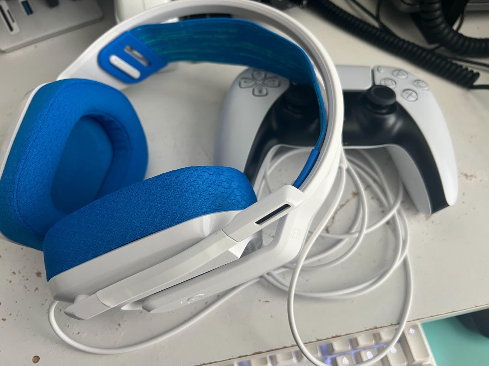Logitech G335 Wired Gaming Headset with Flip to Mute Microphone - White customer photo 2