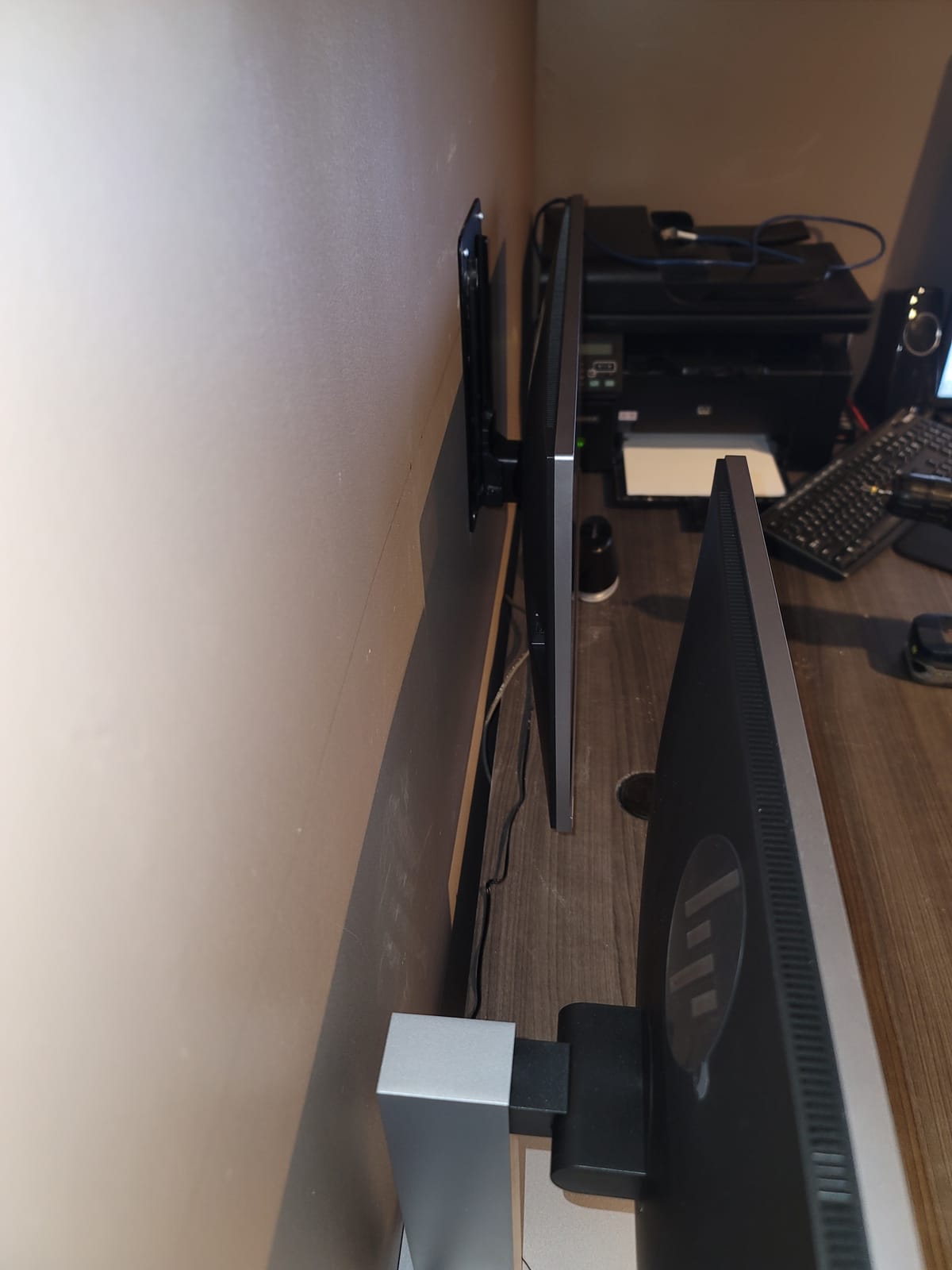 VIVO Height Adjustable 17 to 32 inch Single Monitor Articulating Wall Mount for Standing Workstations, Fits 1 Screen with Max VESA 100x100mm, Black, MOUNT-VW01A customer photo 1