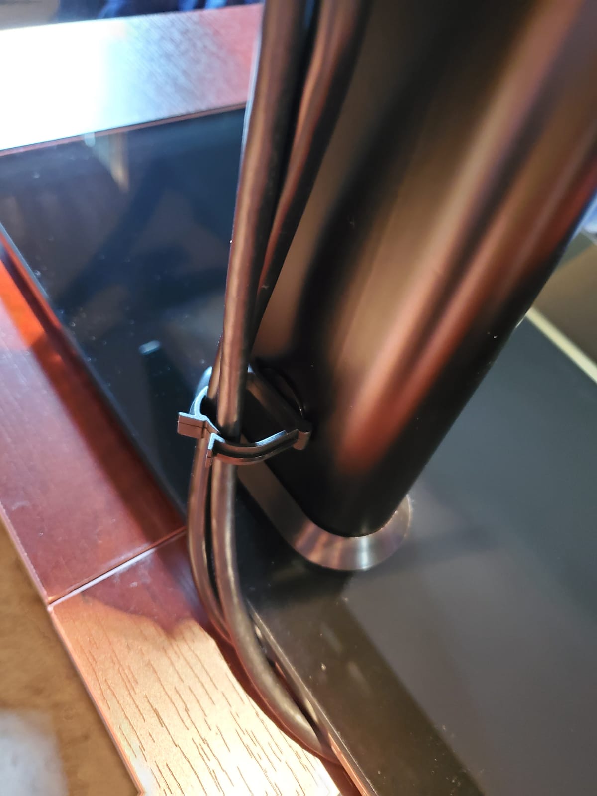 Single Monitor Stand Freestanding 27-43 Inch Monitor Arm Curved Screen Monitor Mount Tempered Glass Base Adjustable Motion Tilt -15° to 10° Swivel ±45° Rotation 360° Weight Capacity 77lbs HT05B-003 customer photo 2
