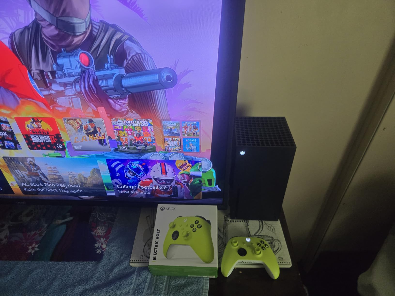 Xbox Wireless Gaming Controller | Electric Volt | Consoles, PCs, TVs, mobile, and more | Textured Grip | Wireless, Bluetooth, USB-C Connectivity customer photo 1