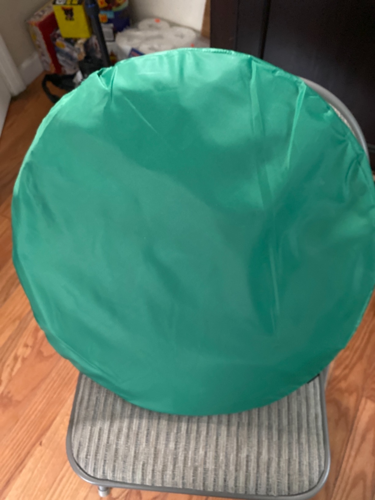 Portable Green Screen Backdrop (56''), Collapsible Webcam Background for Chair, Chroma Key for Home Office Video Conferencing customer photo 2