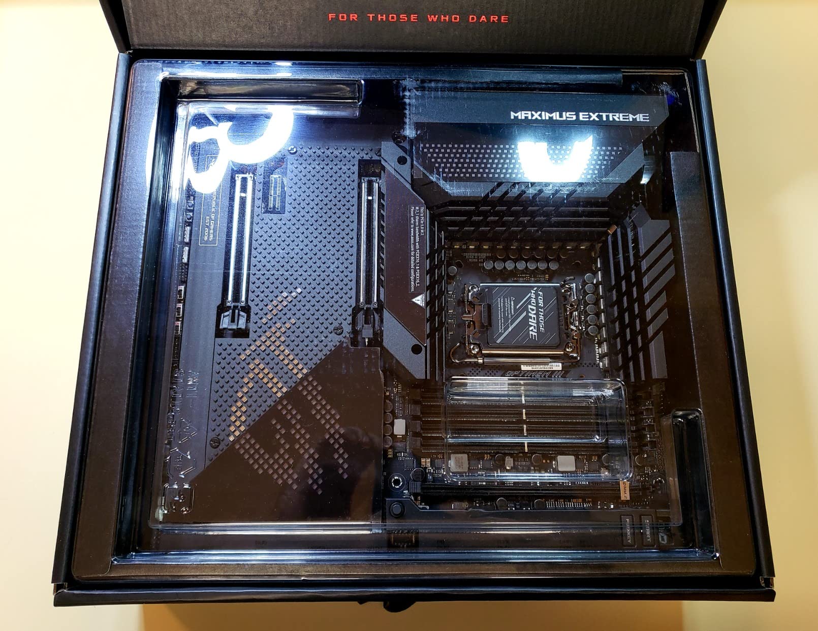 ASUS ROG Maximus Z690 Extreme(WiFi 6E)LGA 1700(Intel 12th Gen)EATX gaming motherboard(PCIe5.0,DDR5,24+1 power stages,5x M.2,PCIe 5.0 M.2,10Gb&2.5GbLAN,2xThunderbolt 4,PCIe 5.0 Hyper M.2 card bundled) customer photo 2