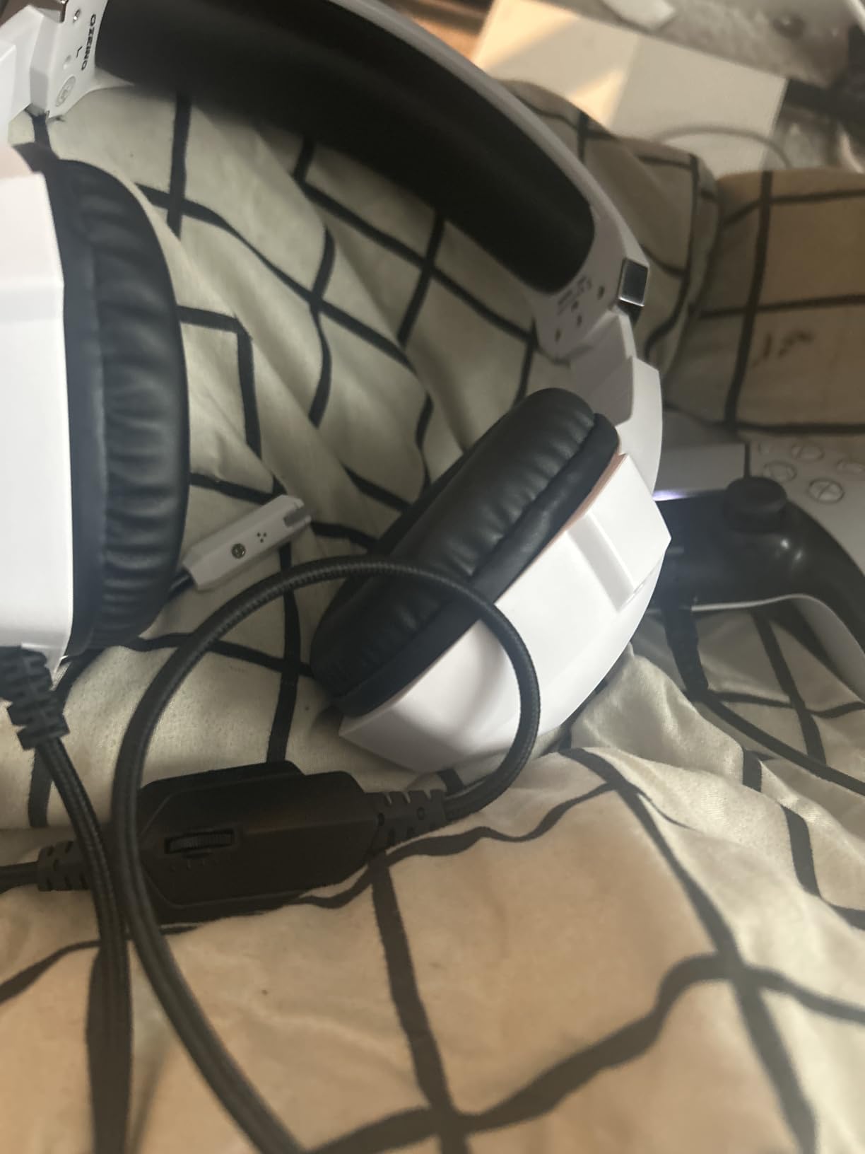 Gaming Headset for PC, Ps4, Ps5, Xbox Headset with 7.1 Surround Sound Gaming Headphones with Noise Canceling Mic, LED Light Over Ear Headphones for Switch, Xbox Series X/S, Laptop, Mobile White customer photo 2