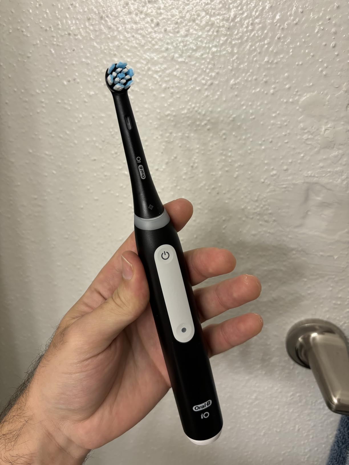 Oral-B Rechargeable Electric Toothbrush, iO3 Limited Deep Clean, 3 Cleaning Modes, Visual Pressure Sensor to Protect Gums, 2 Brush Heads, Travel Case, ICY Blue customer photo 1