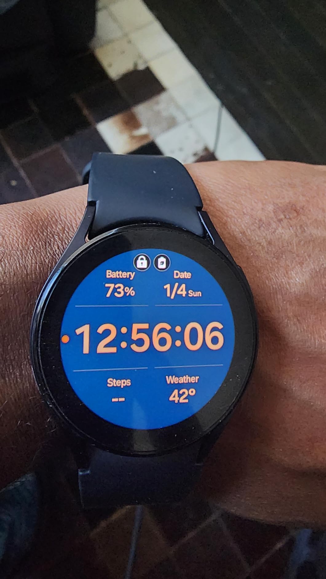 SAMSUNG Galaxy Watch 5 40mm Bluetooth Smartwatch w/Body, Health, Fitness and Sleep Tracker, Improved Battery, Sapphire Crystal Glass, Enhanced GPS Tracking, US Version, Gray (Renewed) customer photo 2