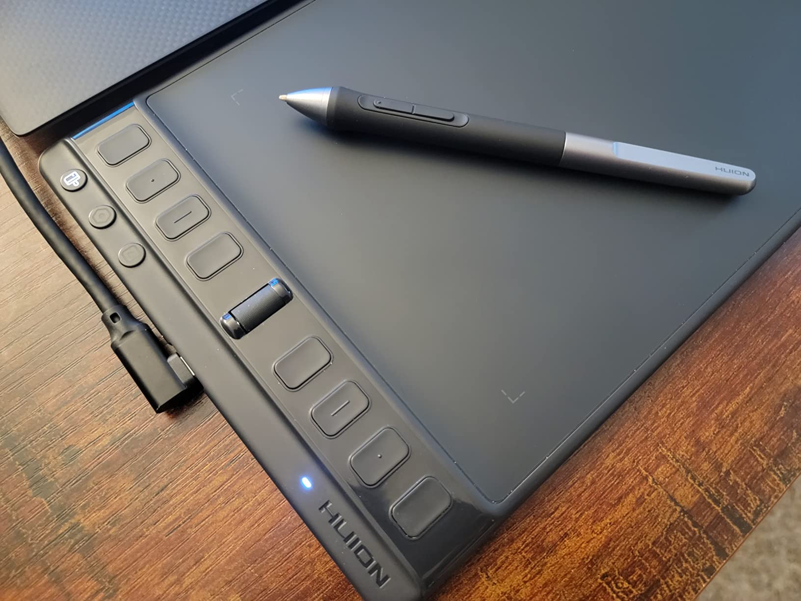HUION Inspiroy 2 Medium Drawing Tablet with Scroll Wheel, 9 x 5 in, Black | 8 Custom Keys, PenTech 3.0 60° Tilt Support Battery-Free Stylus, for Digital Art, Sketching & Photo Editing customer photo 1