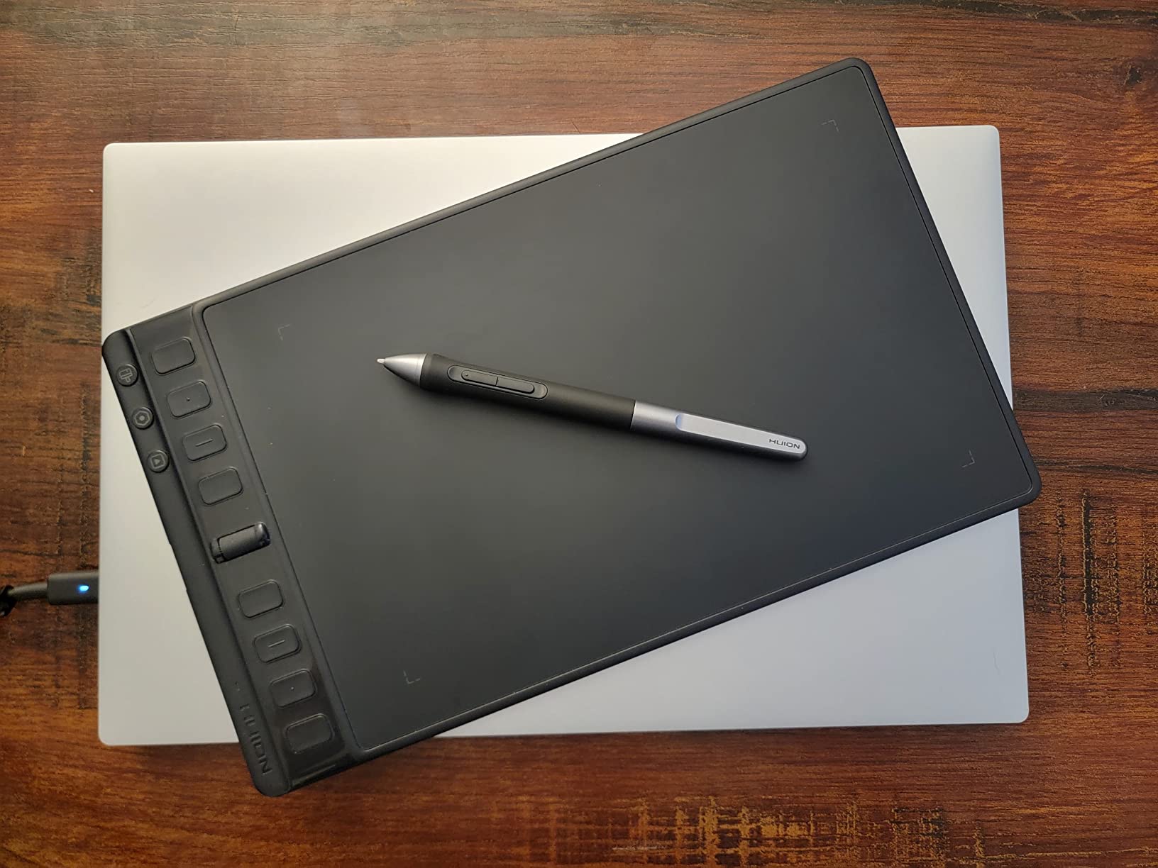 HUION Inspiroy 2 Medium Drawing Tablet with Scroll Wheel, 9 x 5 in, Black | 8 Custom Keys, PenTech 3.0 60° Tilt Support Battery-Free Stylus, for Digital Art, Sketching & Photo Editing customer photo 2