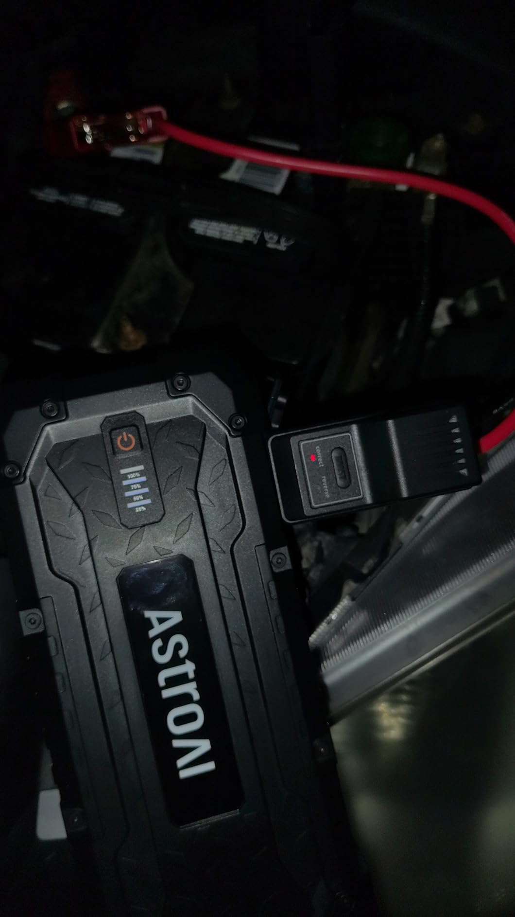 AstroAI S8 Ultra 12V 4000A Lithium Jump Starter Up to All Gas/12L Diesel customer photo 2