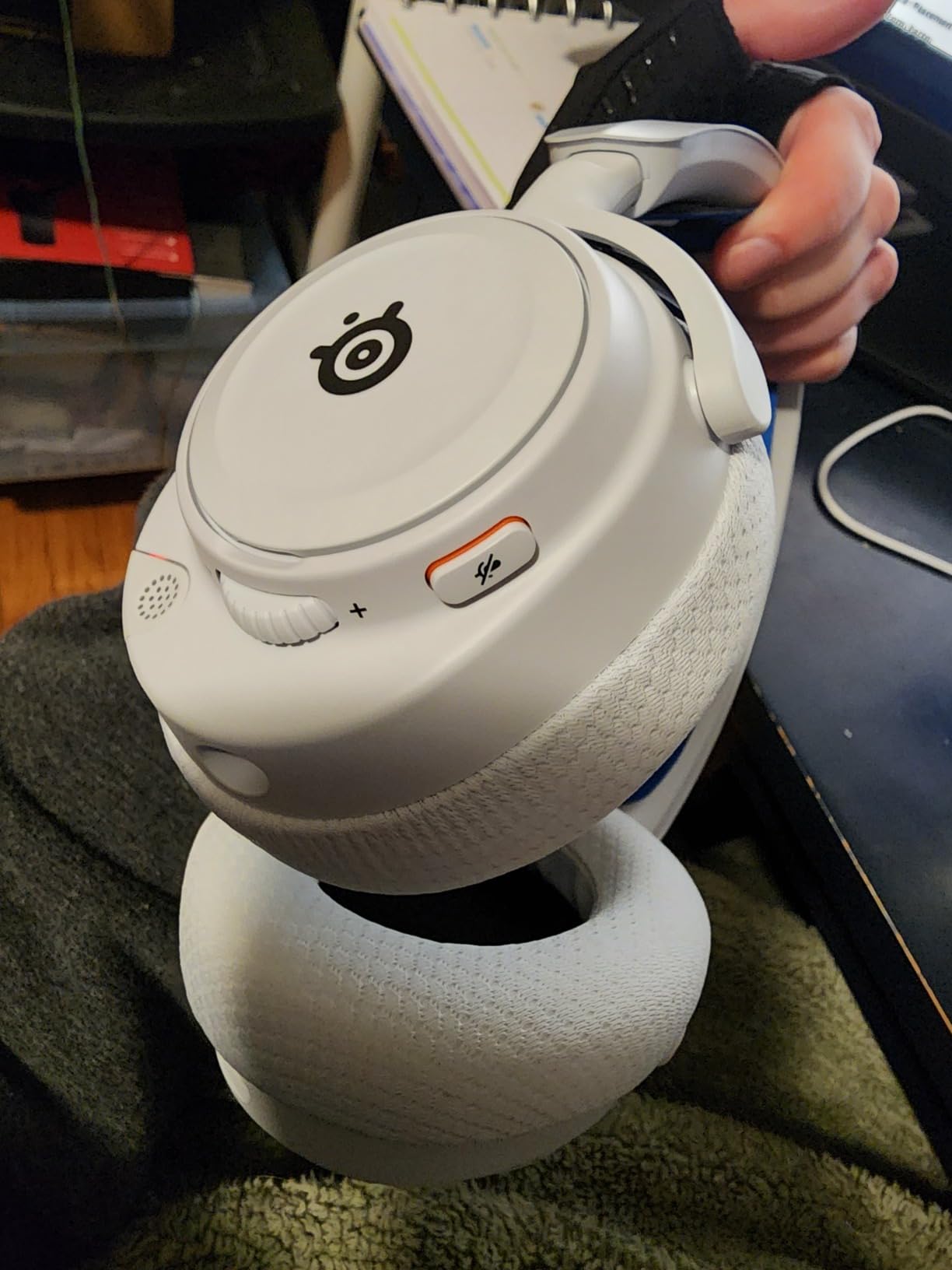 SteelSeries Arctis Nova 7P Wireless Multi-Platform Gaming Headset - Neodymium Magnetic Drivers - 2.4GHz + Bluetooth - 38Hr USB-C Battery - Gen2 AI Mic - PlayStation, PC, Switch, VR, Mobile - White customer photo 2