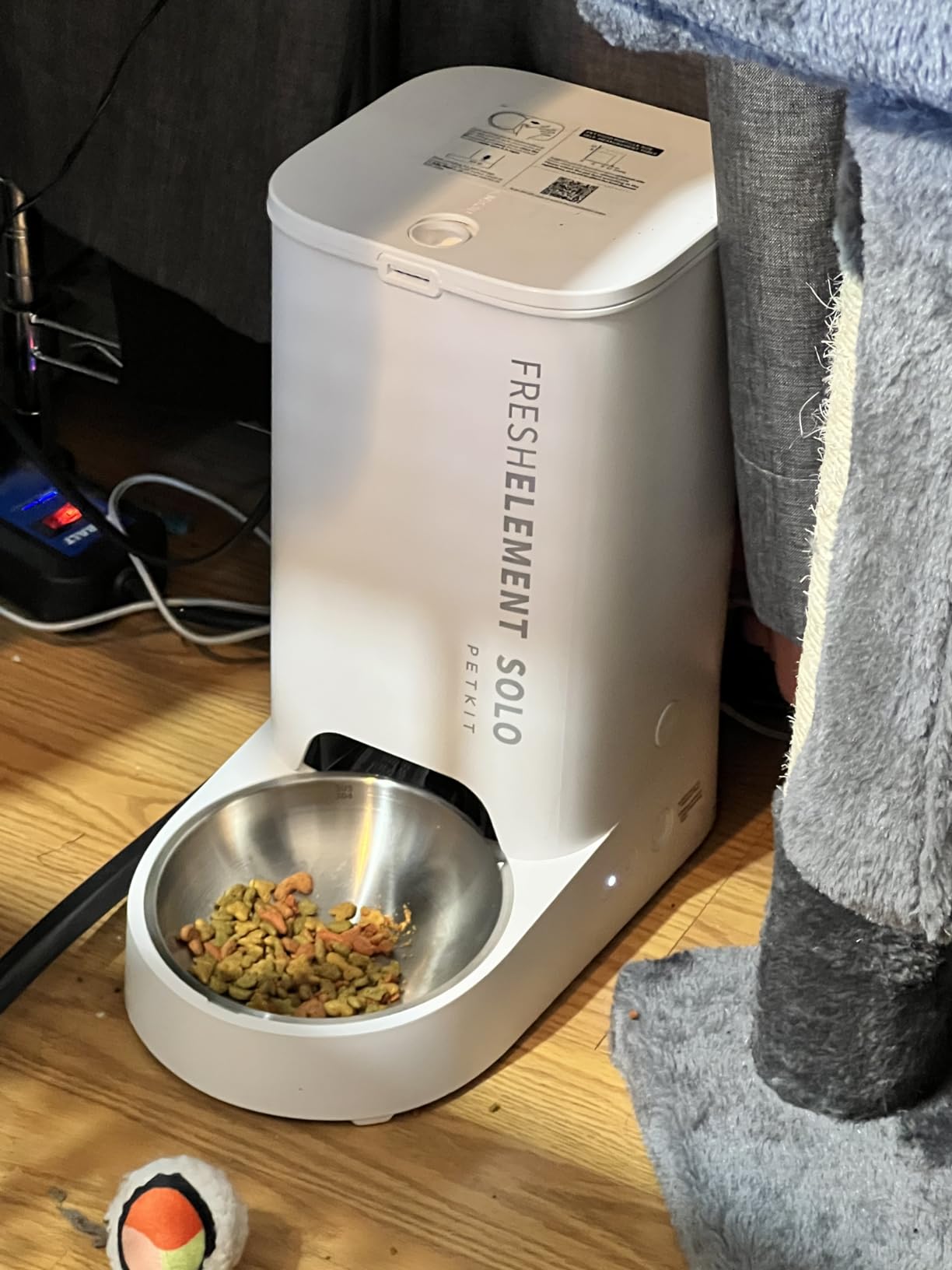PETKIT Automatic Cat Feeder, 2.4G WiFi Automatic Dog Feeder, App Control Pet Food Dispenser with Triple Fresh-Lock System, Schedule Feeding, Food Shortage Alert, Dual Power-Charge&Battery, 3L Capacity customer photo 2