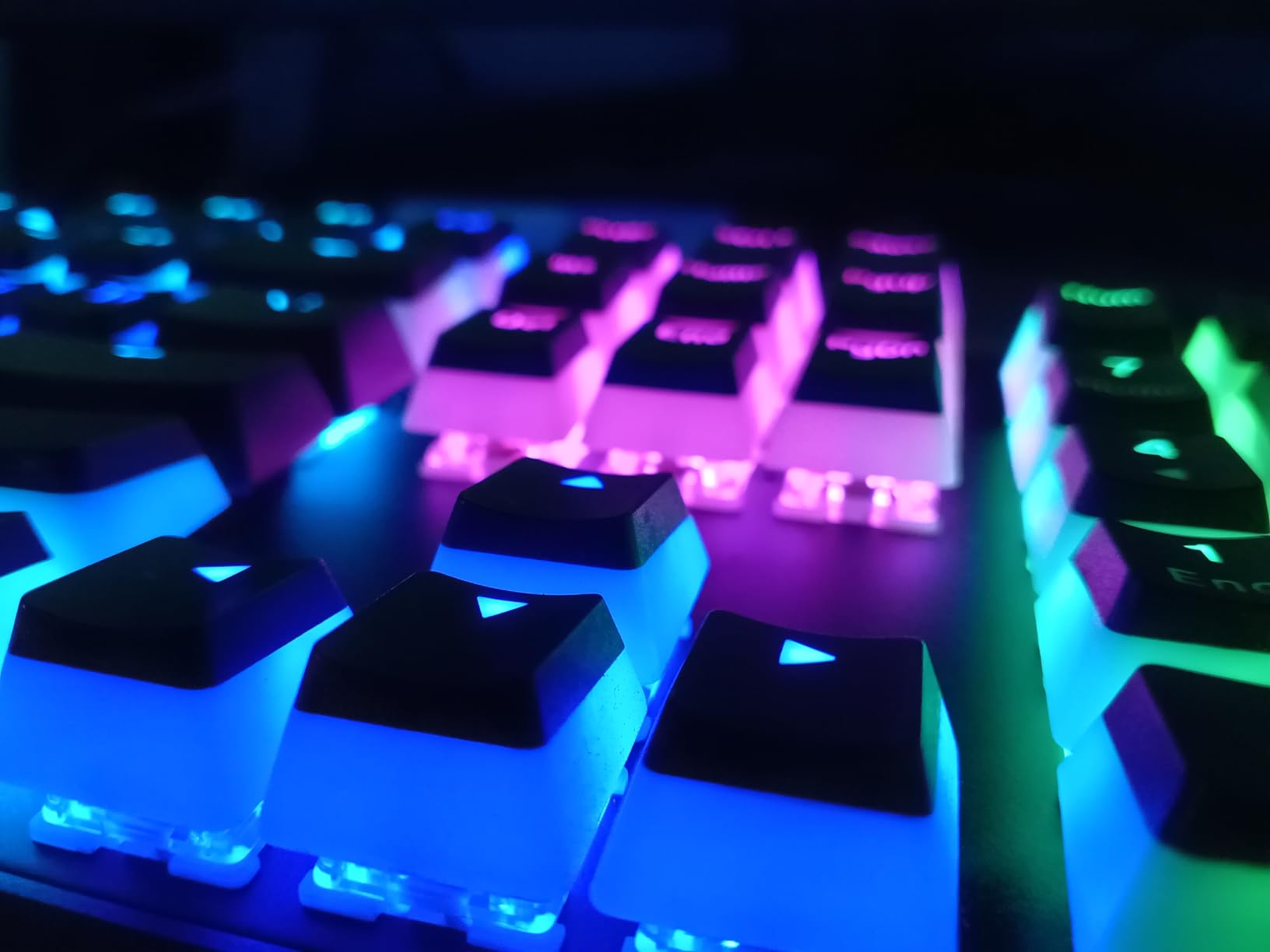 Corsair K70 CORE RGB Mechanical Wired Gaming Keyboard with Palmrest - Pre-Lubed MLX Red Linear Switches, Sound Dampening, Media Control Dial customer photo 1