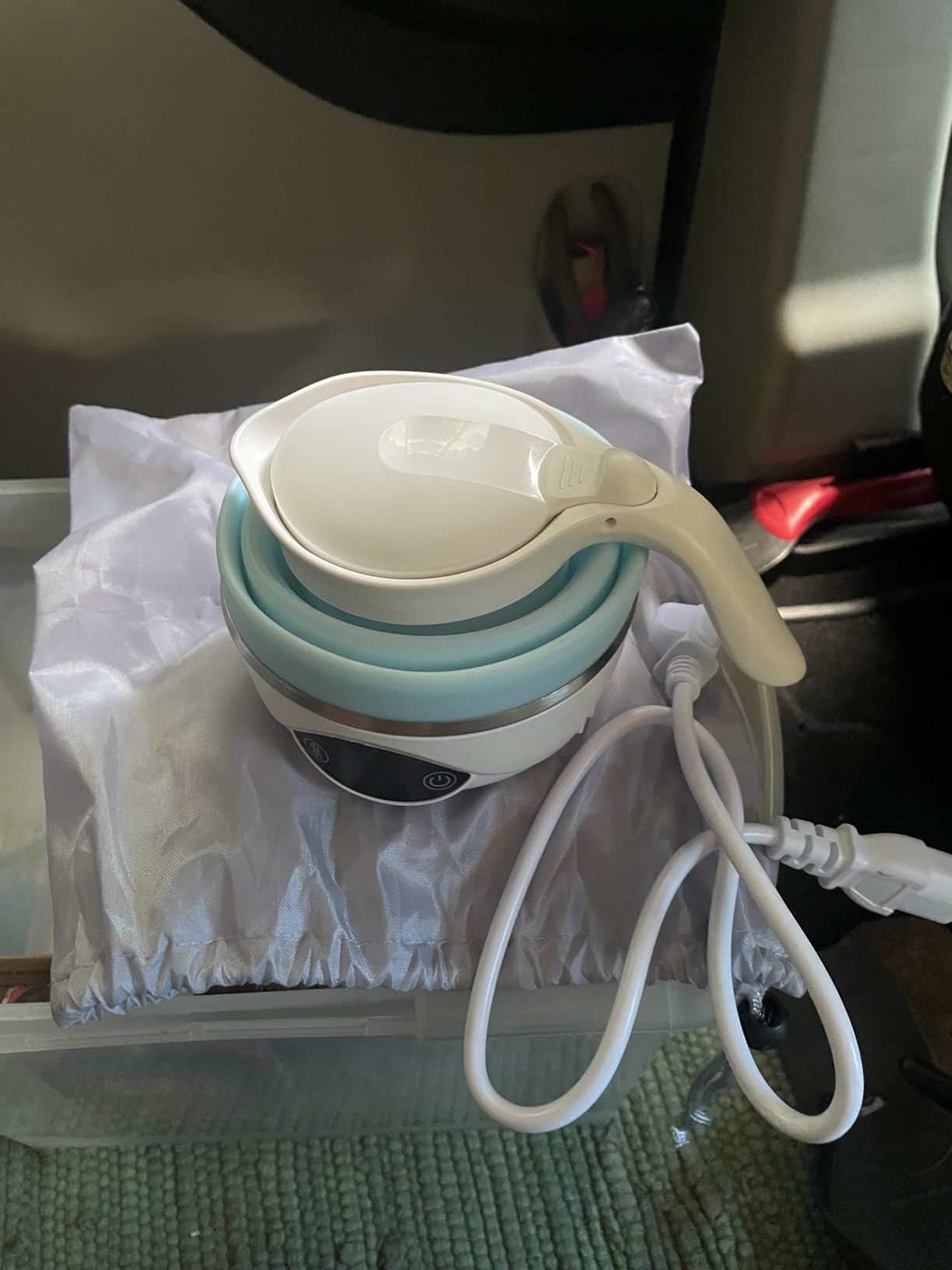 AUCOO Collapsible Travel Kettle, 700ML Small Electric Kettle for Boiling Water, 850W Portable Kettle with Digital Temperature, 110-220V Dual Voltage, BPA-Free Silicone Foldable Tea & Coffee customer photo 1