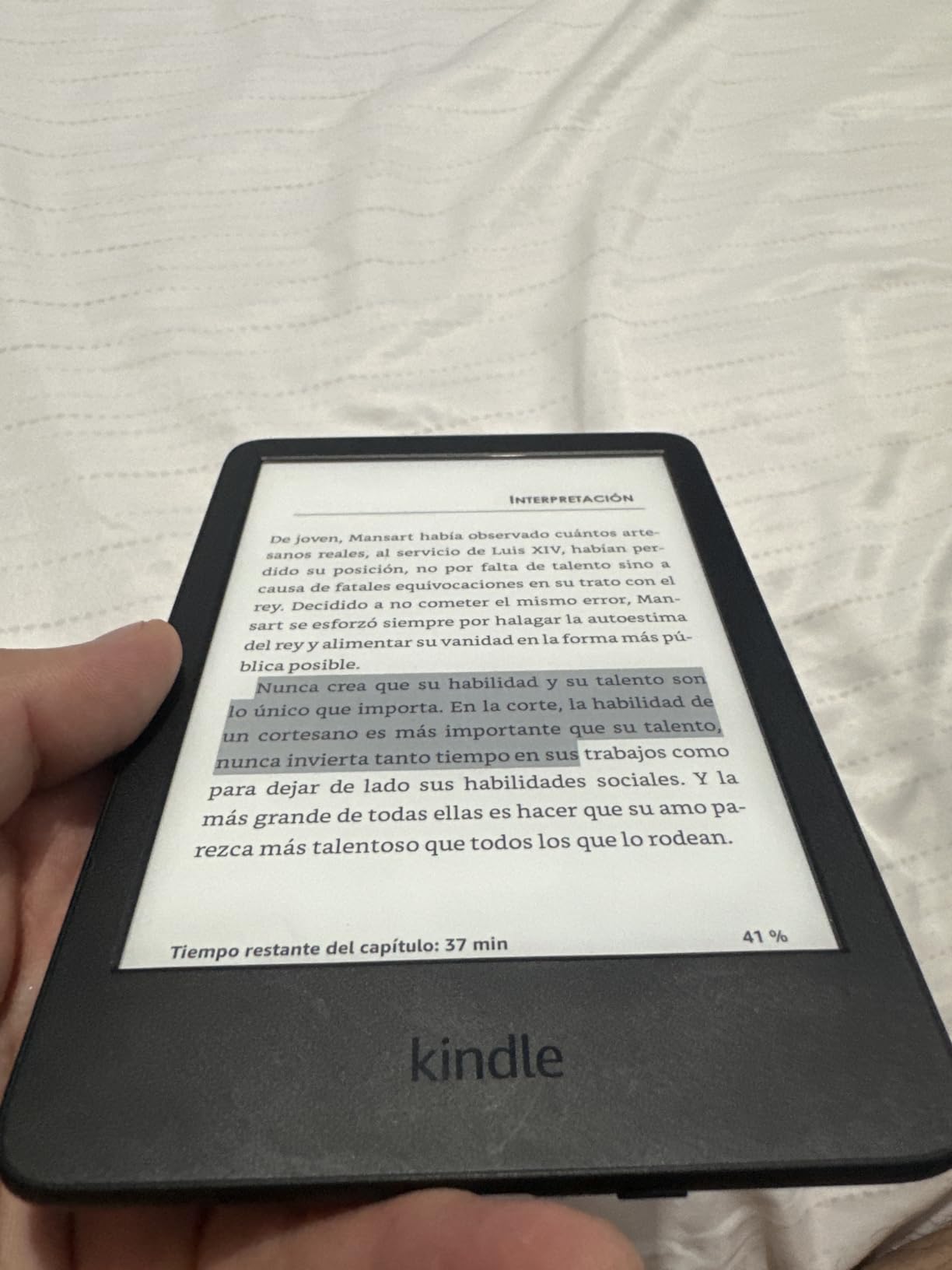 Amazon Kindle 16 GB (newest model) - Lightest and most compact Kindle, now with faster page turns, and higher contrast ratio, for an enhanced reading experience - Black customer photo 1
