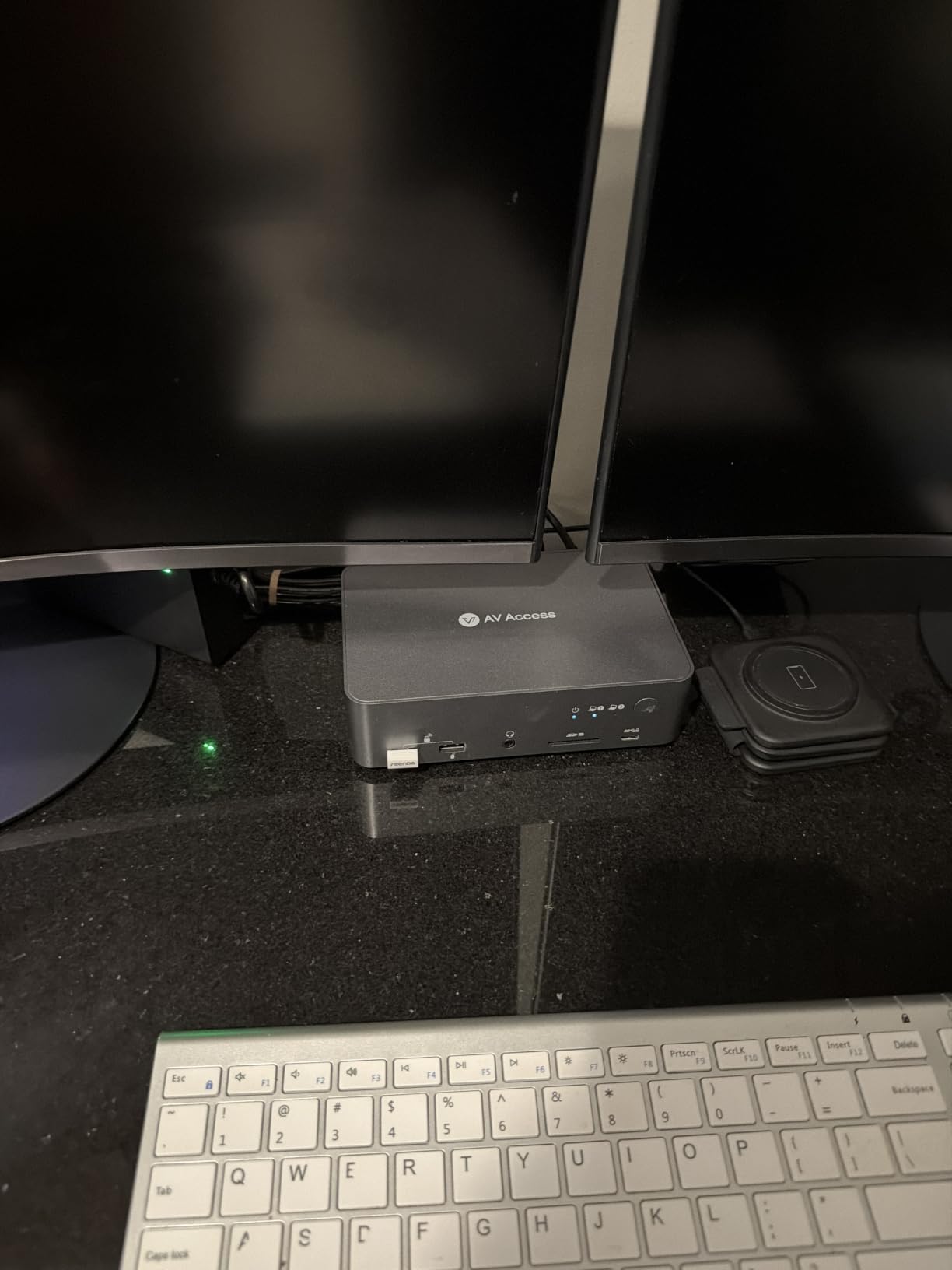 AV Access KVM Switch Dock 2 Monitors 2 Laptops, 4K KVM Switch Dual Monitor customer photo 1