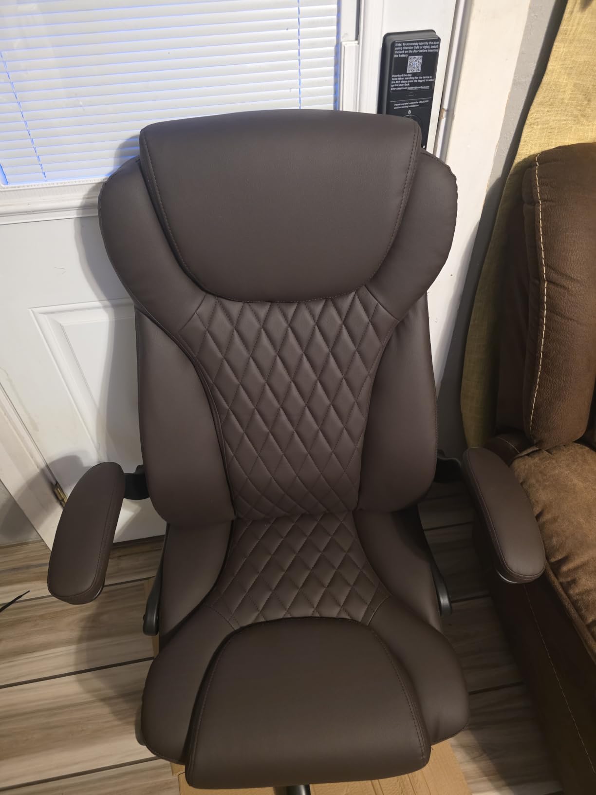 amseatec Big and Tall Office Chair with Footrest, Lumbar Support, Black customer photo 2