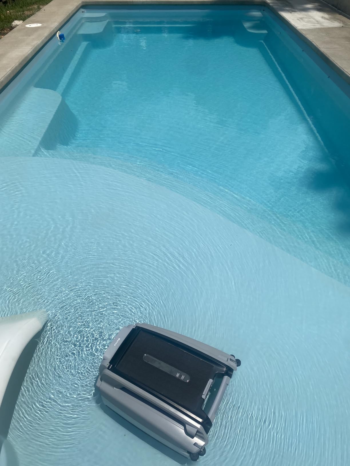 Betta SE Plus - Solar-Powered Robotic Pool Skimmer with 24/7 Continuous Cleaning Power, Dual Charging Options, Twin Salt Chlorine Tolerant Motors, and Shallow Water Safeguard customer photo 2