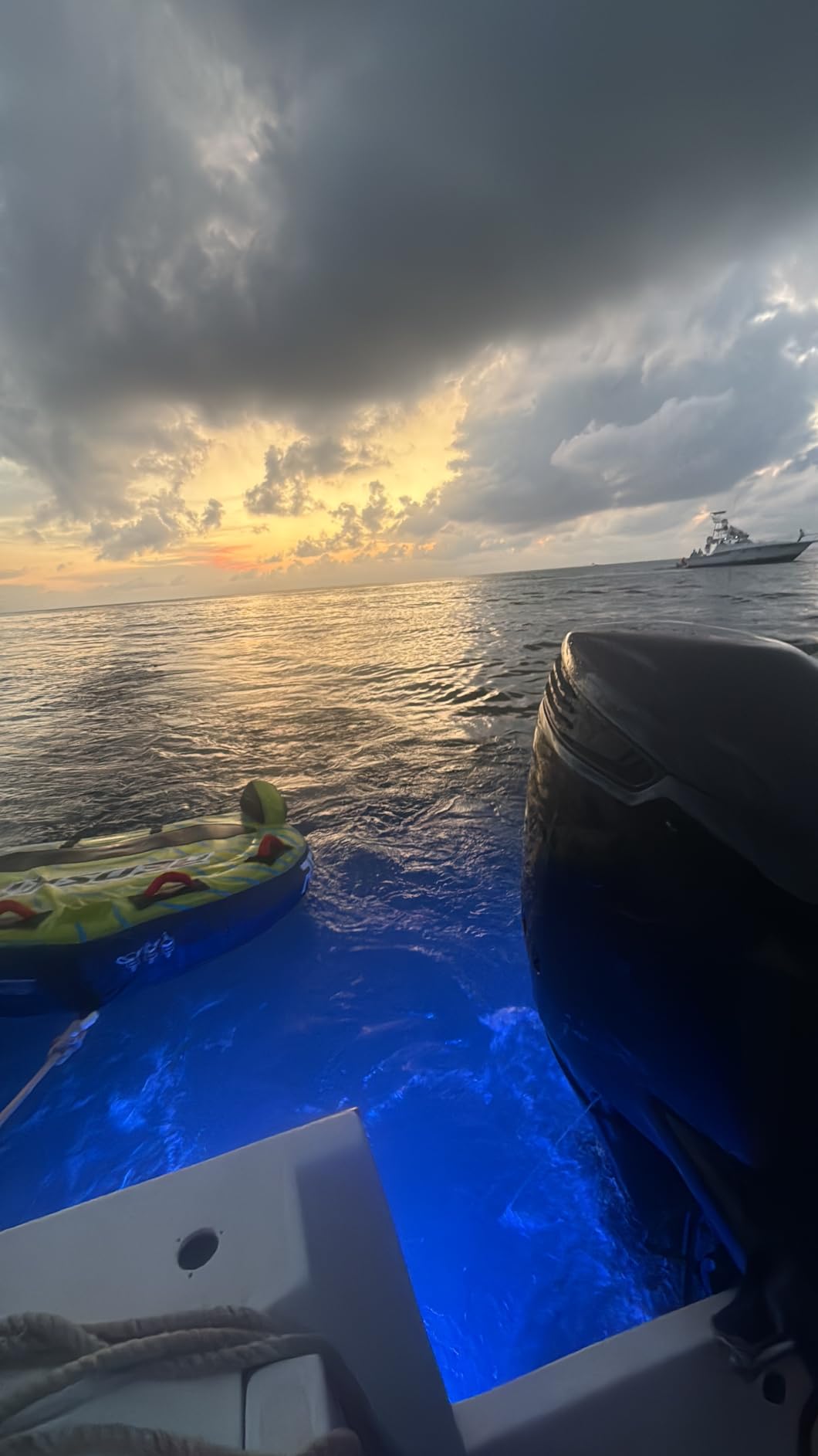 Towable Tubes for Boating 2 Person, Heavy Duty Boat Tubes and Towables, Inflatable Water Tubes for Boats to Pull with Fins, Drainage, Quick Connector, Large Capacity customer photo 1