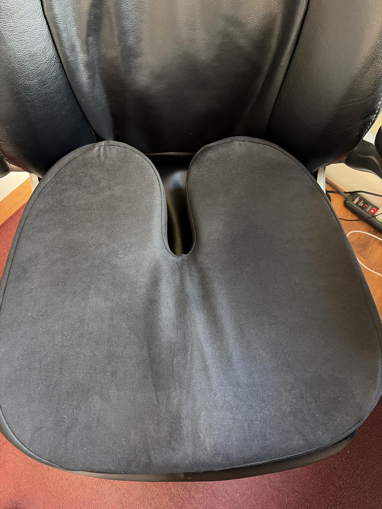 5 STARS UNITED Seat Cushion - Memory Foam & Cooling Gel - Chair Pad for Tailbone Pain Relief - Ergonomic Support for Coccyx, Sciatica & Butt - Office, Desk & Gaming Chair, Car, Wheelchair, Black customer photo 1