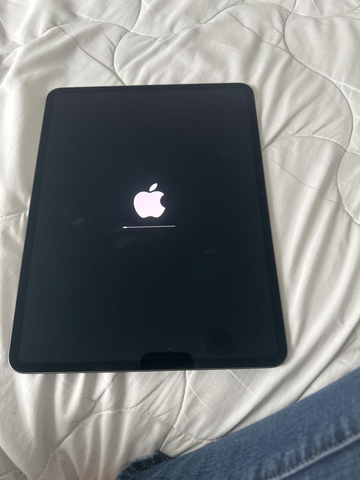 Apple iPad Pro 13-Inch (M4): Built for Apple Intelligence, Ultra Retina XDR Display, 512GB, 12MP Front/Back Camera, LiDAR Scanner, Wi-Fi 6E, Face ID, All-Day Battery Life — Space Black customer photo 1