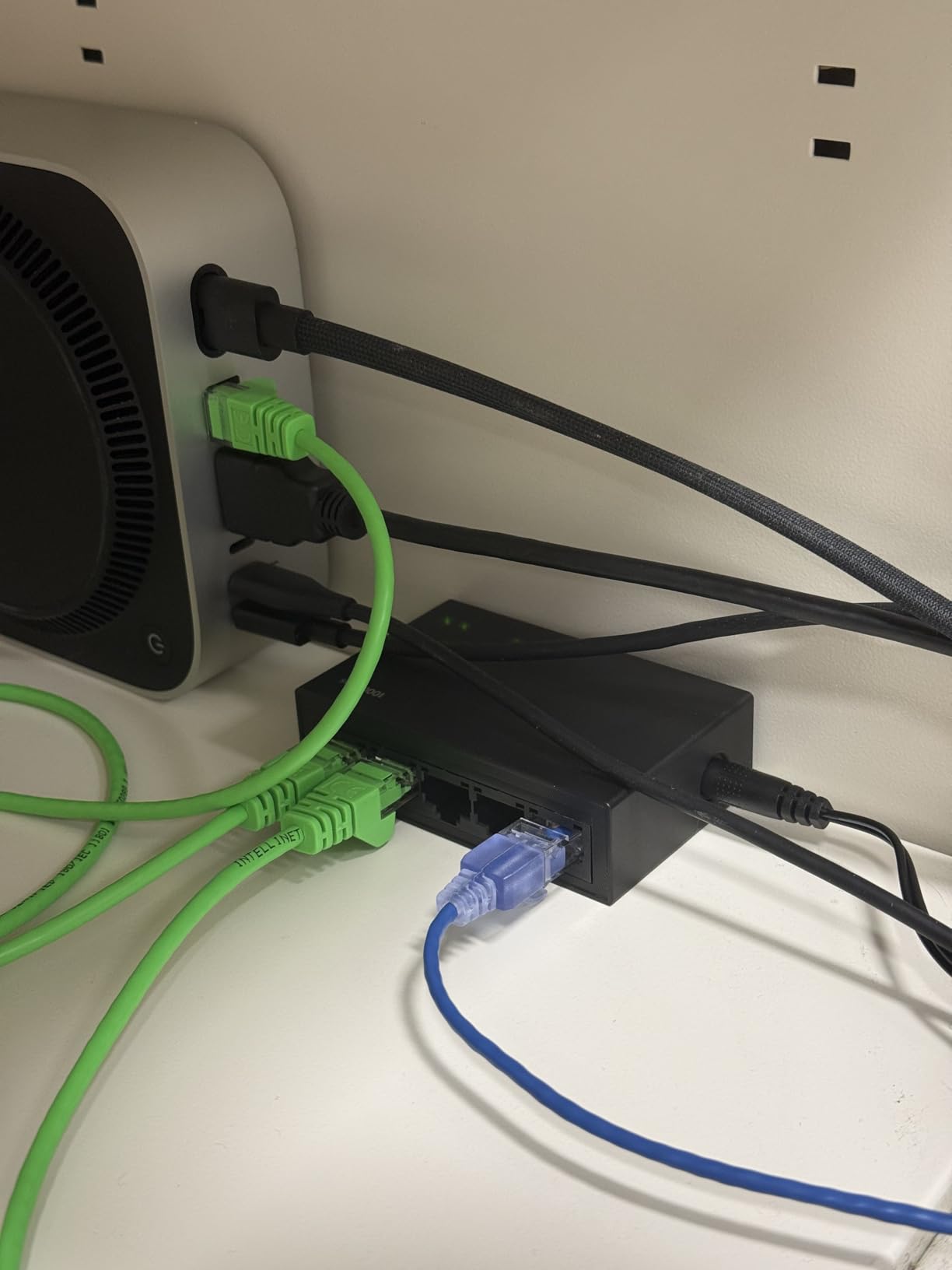 UGREEN Ethernet Switch, 5 Port Gigabit Plug & Play Ethernet Splitter customer photo 2