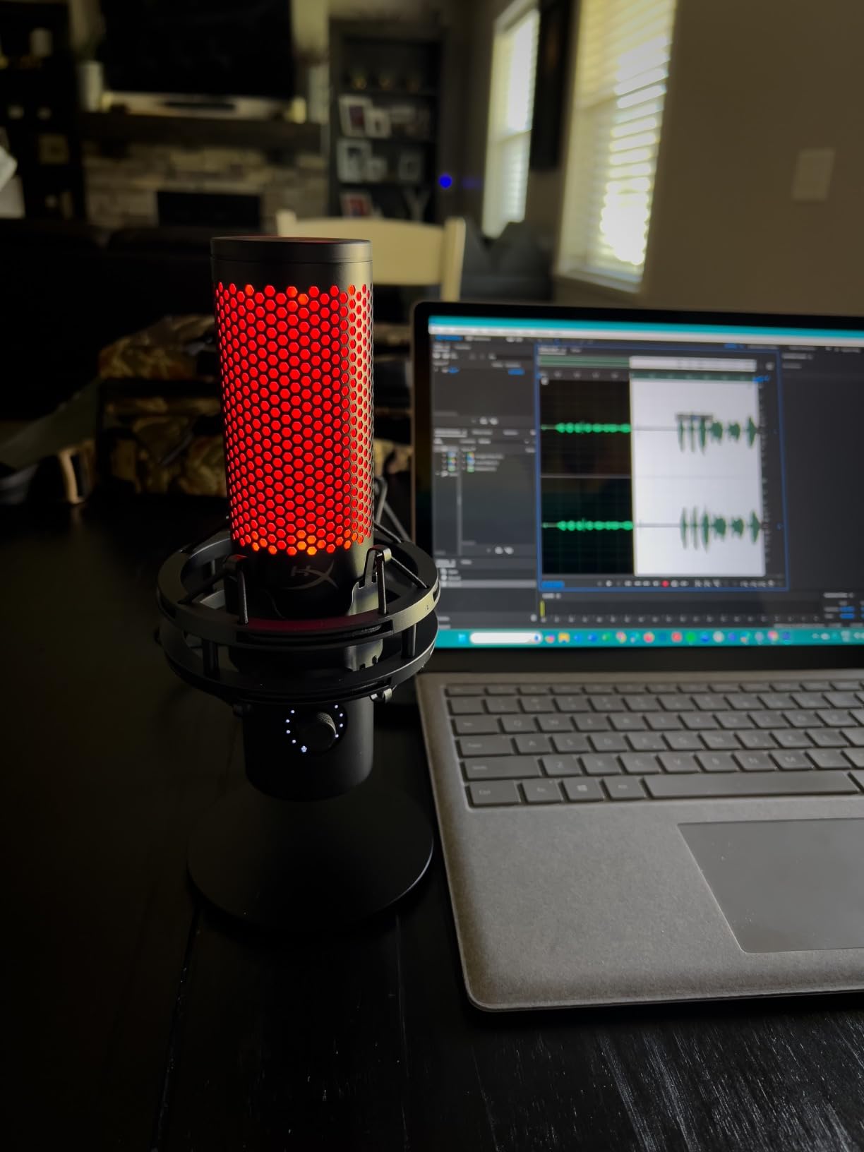 HyperX QuadCast 2 – USB Microphone for Gaming, Streaming and Podcasting, with On-Board Controls, LED Lighting, Removable Shock Mount, PC, Mac, PS5, PS4, USB-C - Black customer photo 1