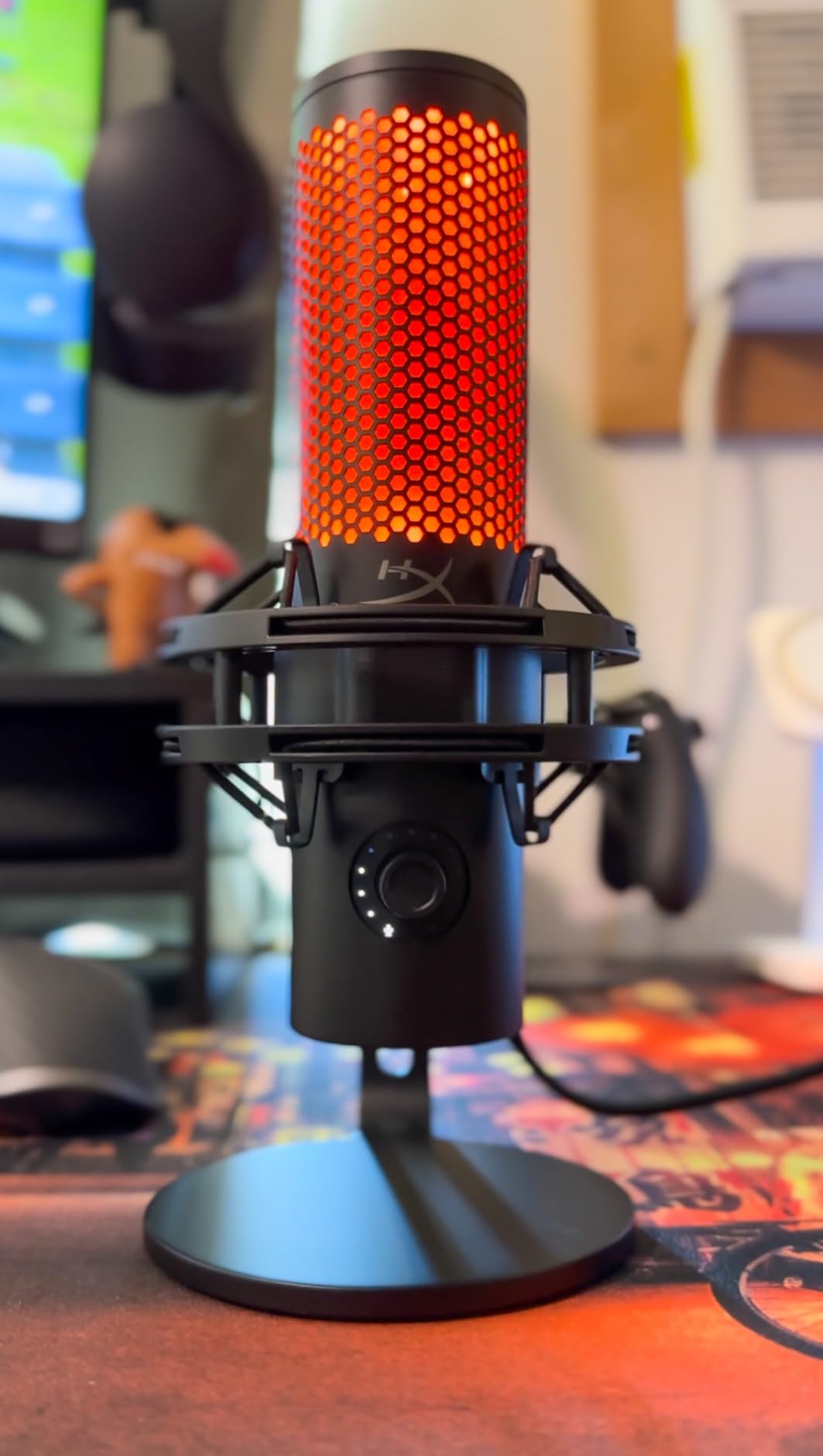 HyperX QuadCast 2 – USB Microphone for Gaming, Streaming and Podcasting, with On-Board Controls, LED Lighting, Removable Shock Mount, PC, Mac, PS5, PS4, USB-C - Black customer photo 2