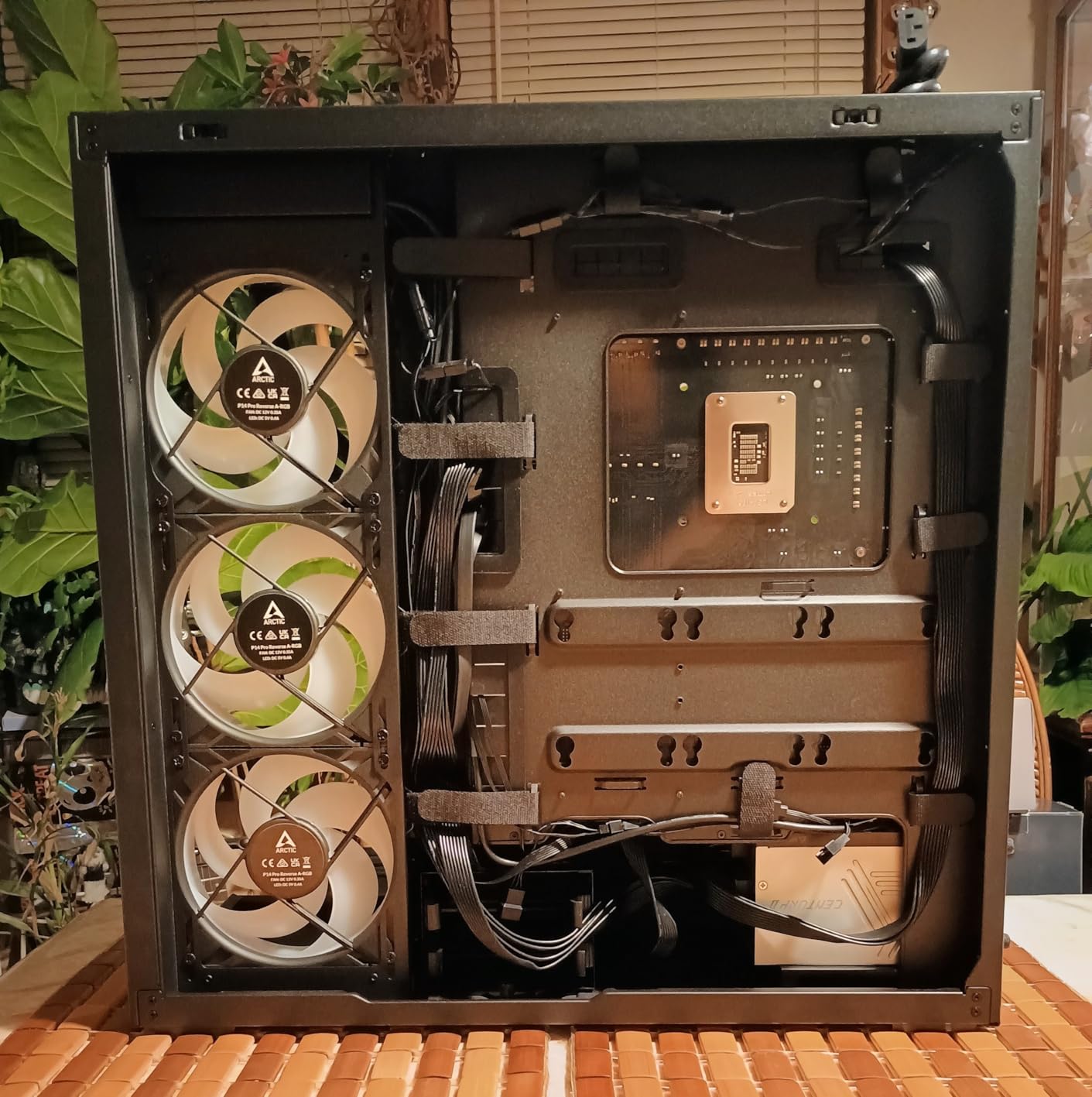 ARCTIC Xtender Black (Tinted Glass) - PC Case, Tempered Panorama Glass, 2 x 420 mm Radiator Support, Full Tower, Big Tower, E-ATX, 5X A-RGB Fans pre-Mounted - Black customer photo 1