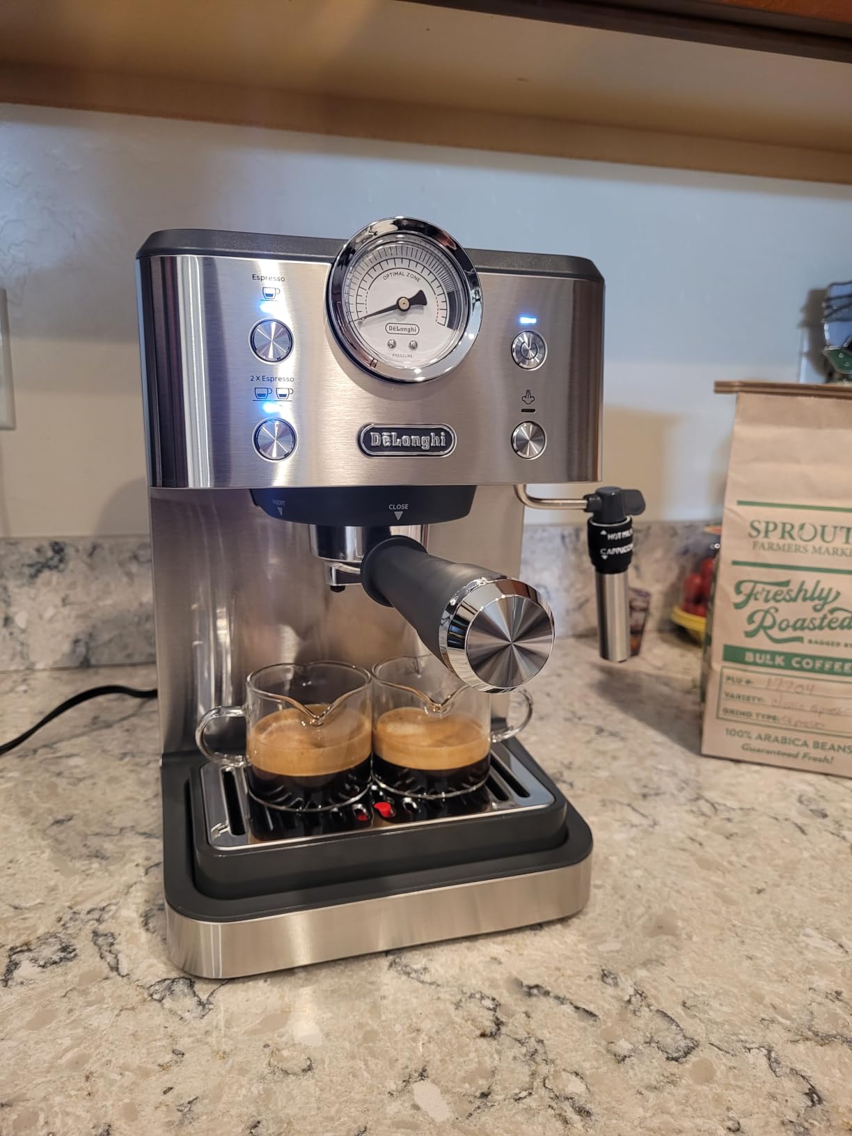 De'Longhi Classic Signature Espresso Machine, Adjustable Milk Frother, Rapid Heat-Up, Preset Single & Double Espresso, Pressure Gauge customer photo 1