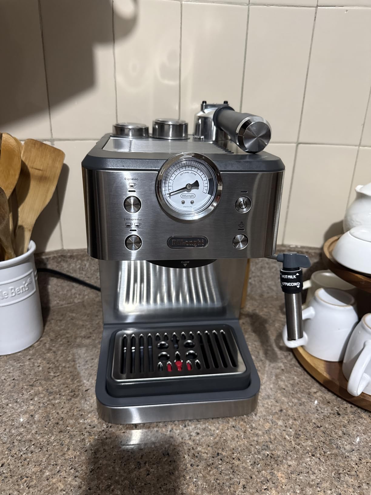 De'Longhi Classic Signature Espresso Machine, Adjustable Milk Frother, Rapid Heat-Up, Preset Single & Double Espresso, Pressure Gauge customer photo 2