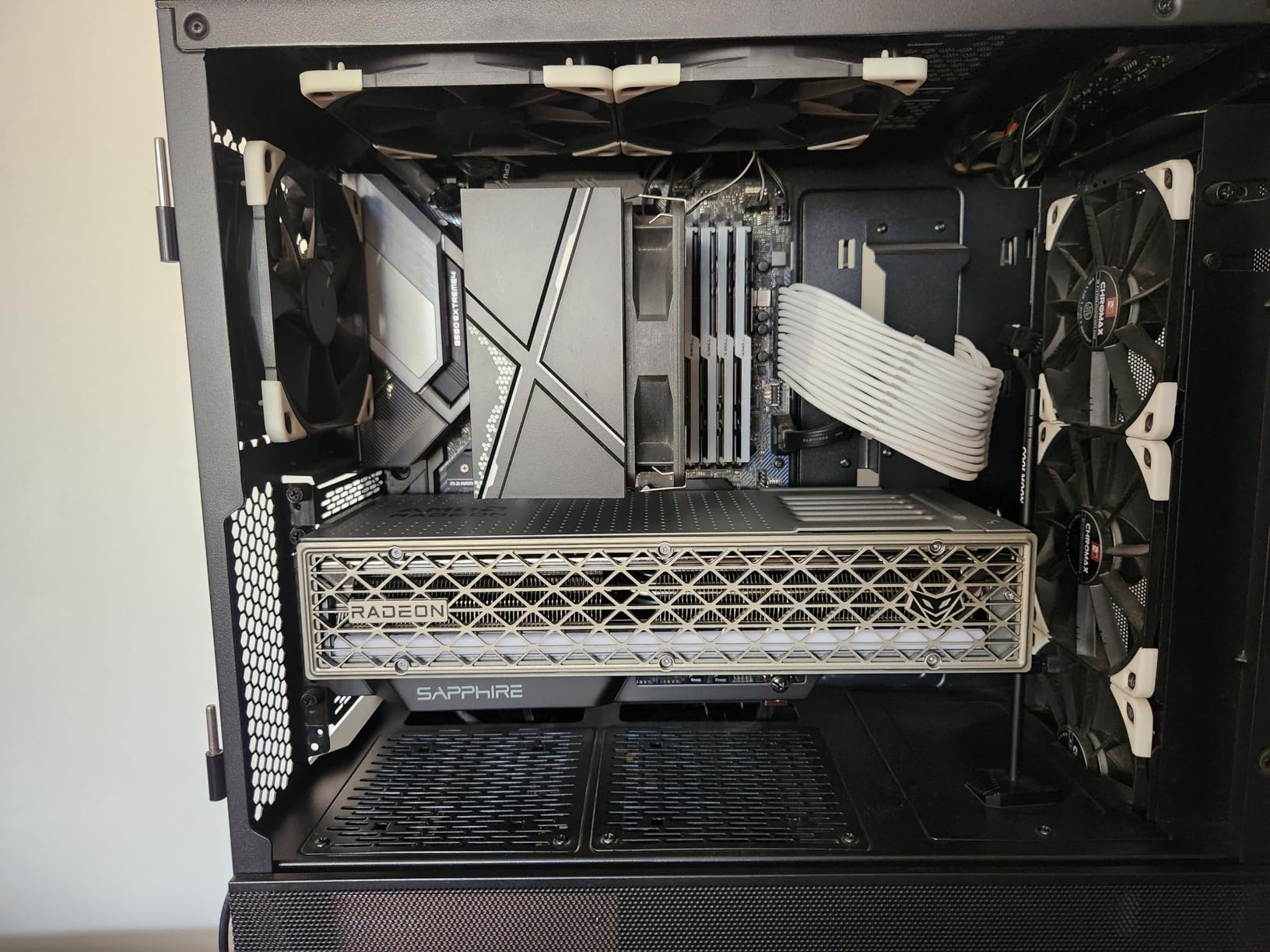 Sapphire Nitro+ AMD Radeon™ RX 9070 XT Gaming OC 16GB Dual HDMI/Dual DP customer photo 2
