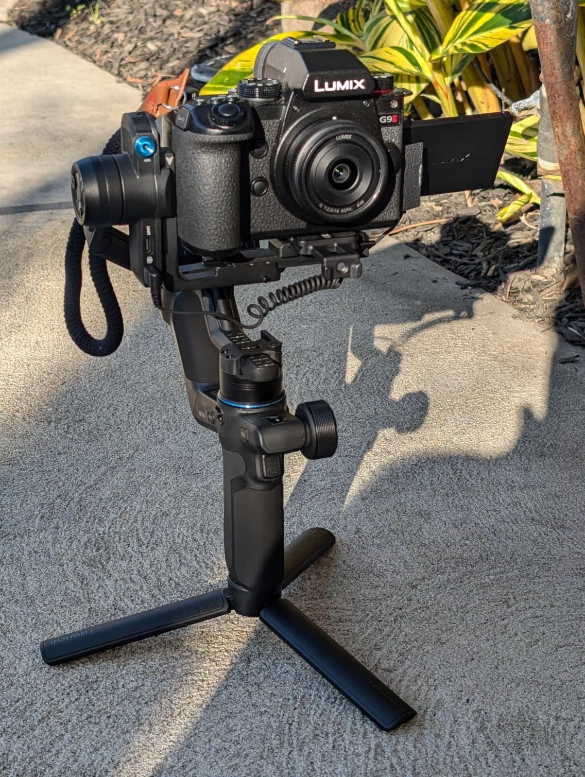 FeiyuTech SCORP Mini 3 Kit All-in-One Gimbal Stabilizer with AI Tracking | 4.4lb Payload, Bluetooth Shutter Control, Ergonomic Suspended Handle, Native Vertical Shooting for Vlogs and YouTube videos customer photo 1