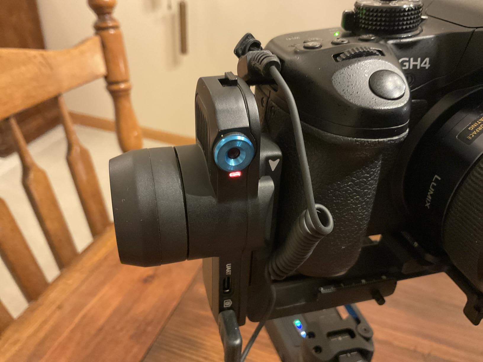 FeiyuTech SCORP Mini 3 Kit All-in-One Gimbal Stabilizer with AI Tracking | 4.4lb Payload, Bluetooth Shutter Control, Ergonomic Suspended Handle, Native Vertical Shooting for Vlogs and YouTube videos customer photo 2