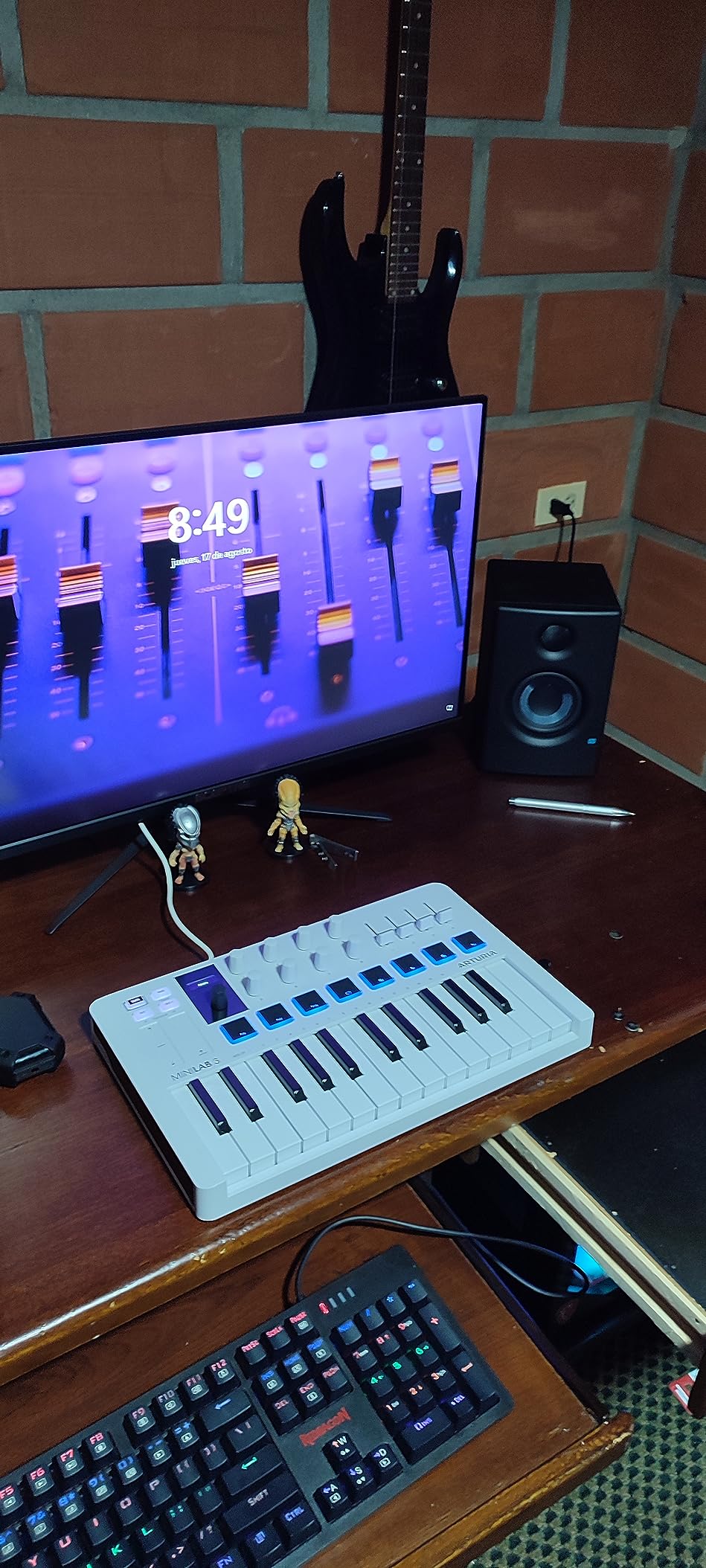 Arturia MiniLab 3 Universal MIDI Controller, Champagne customer photo 2