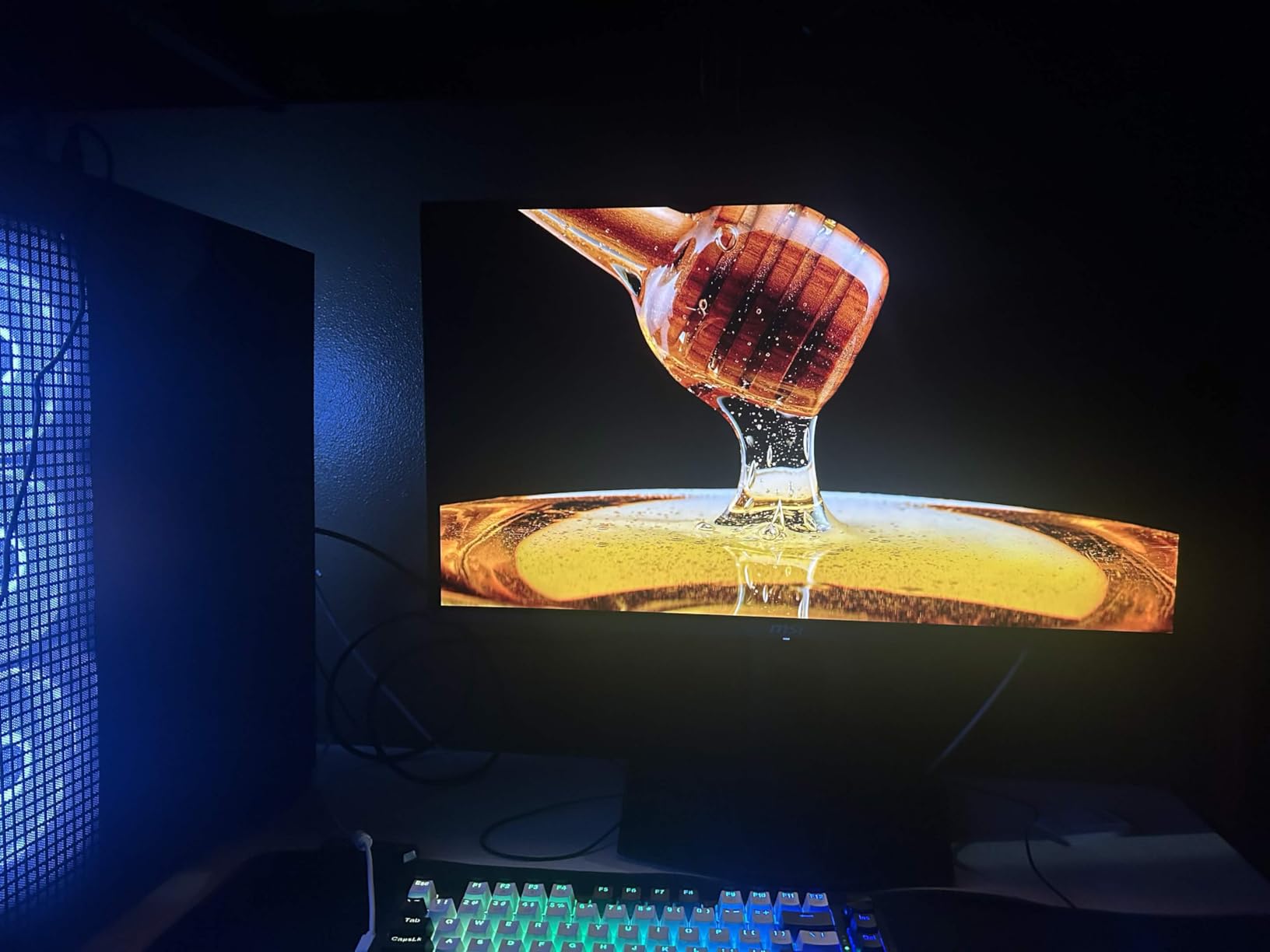 msi MAG 274QP QD-OLED X24 27-Inch WQHD Gaming Monitor, 2560 x 1440 Quantum Dot OLED Panel, 240Hz, 0.03ms, Adaptive-Sync, HDMI2.1, DP 1.4a, Tilt/Height Adjustable, Black customer photo 1