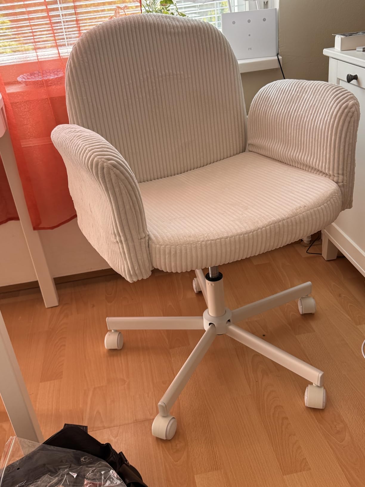 HUANUO Criss Cross Office Chair with Adjustable Armrests, Deep Green | Girls Cross Legged Desk Chair, Soft corduroy fabric, petite design, small space, vanity chair with swivel base, home office customer photo 2