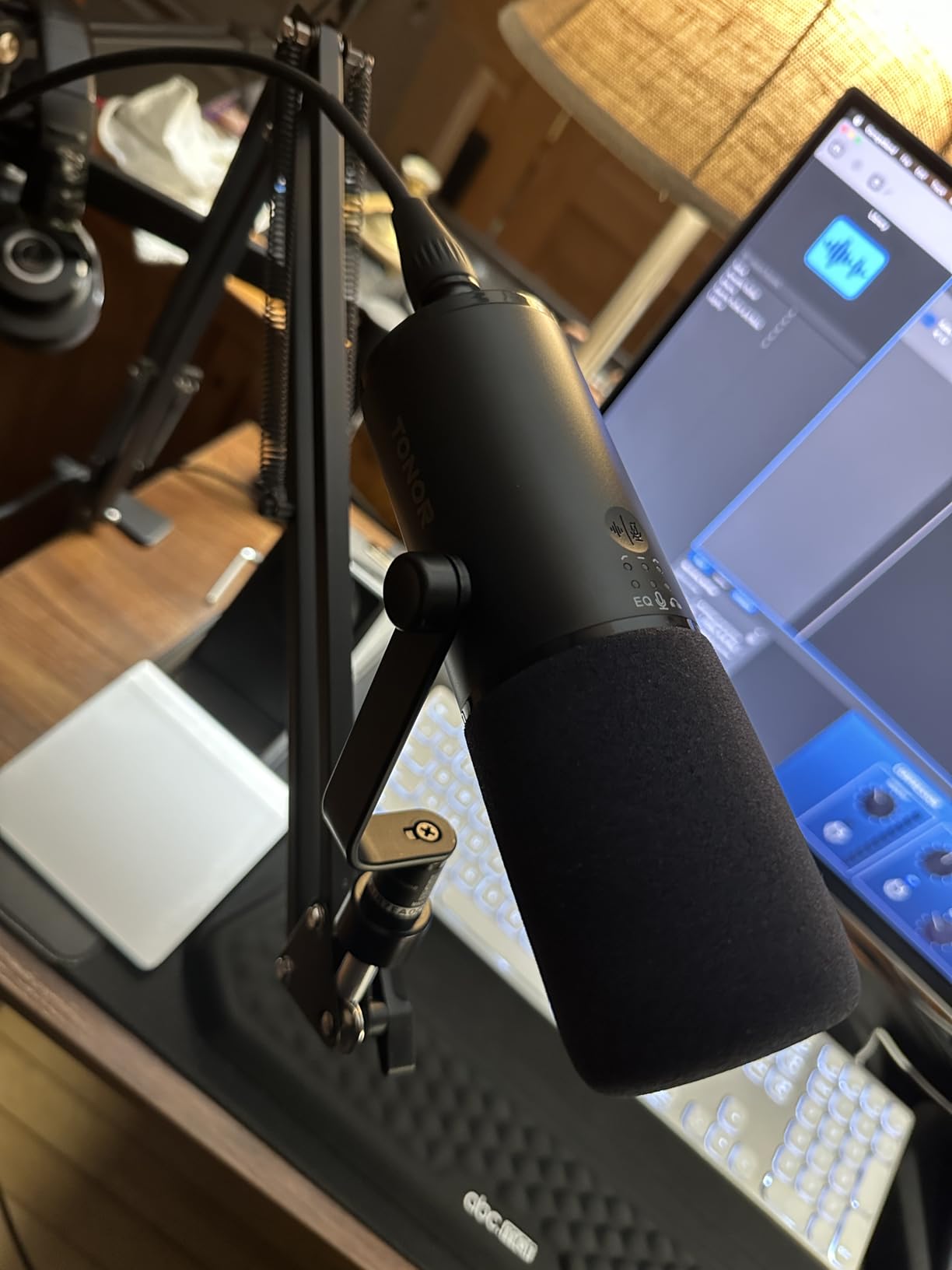TONOR Dynamic Podcast Microphone for Studio, Cardioid XLR/USB Mic, AI Noise Cancellation, Tap Mute, 3.5mm Headphone Jack for Monitoring, Volume Control, Microfono with Desktop Stand, Black, TD510 AIR customer photo 2